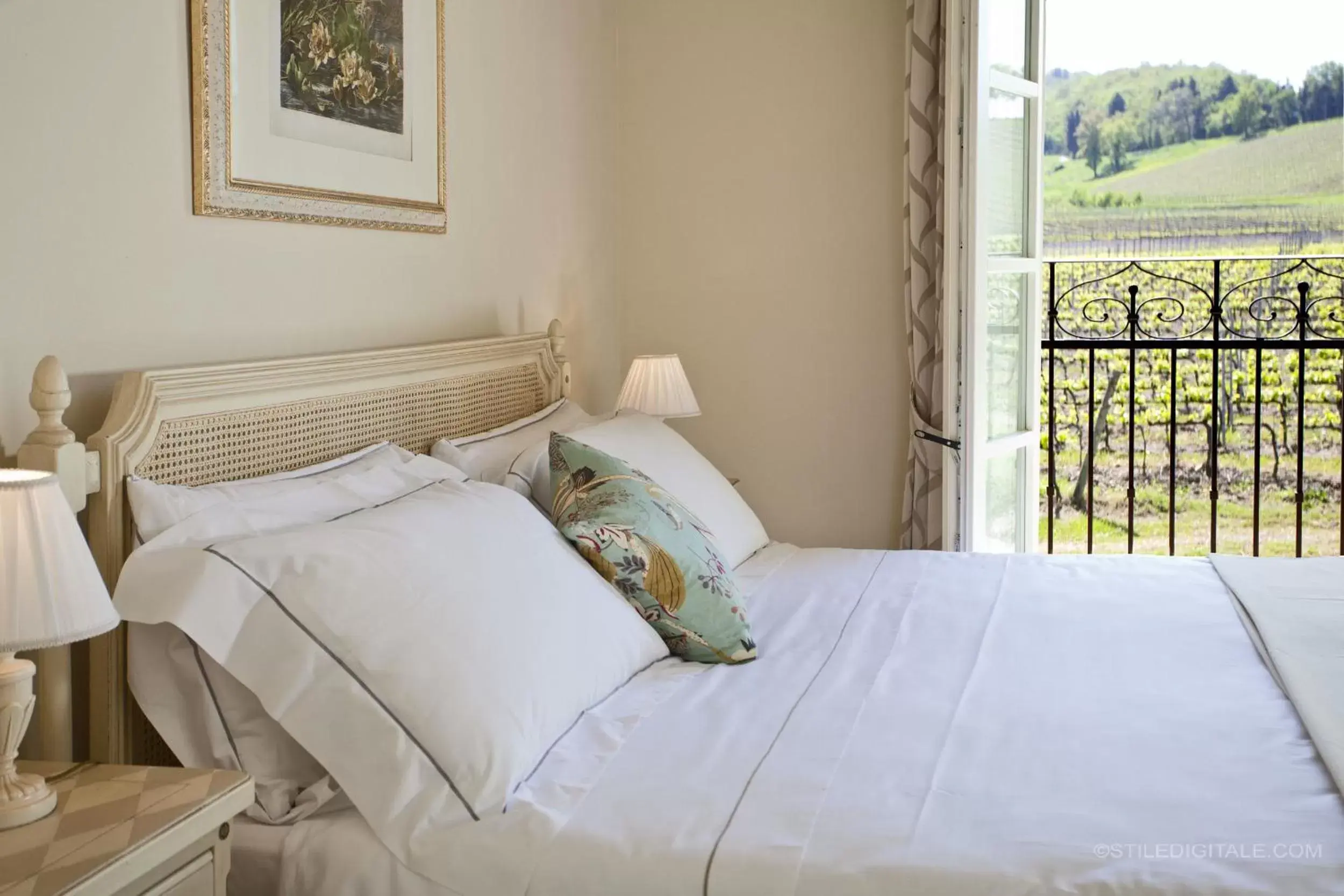 Landmark view, Bed in Borgo Conde Wine Resort