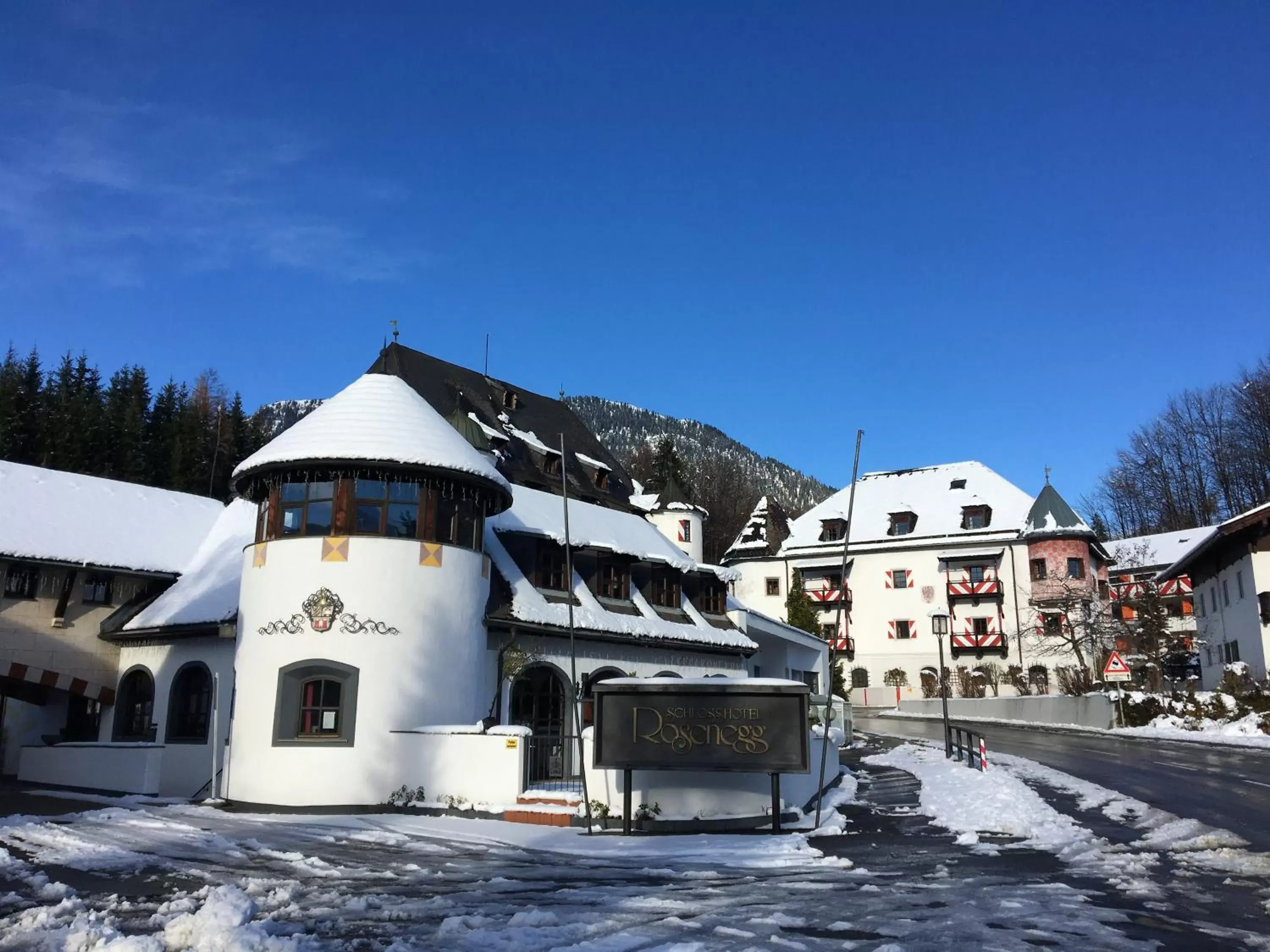 Facade/entrance, Winter in Family Hotel Schloss Rosenegg