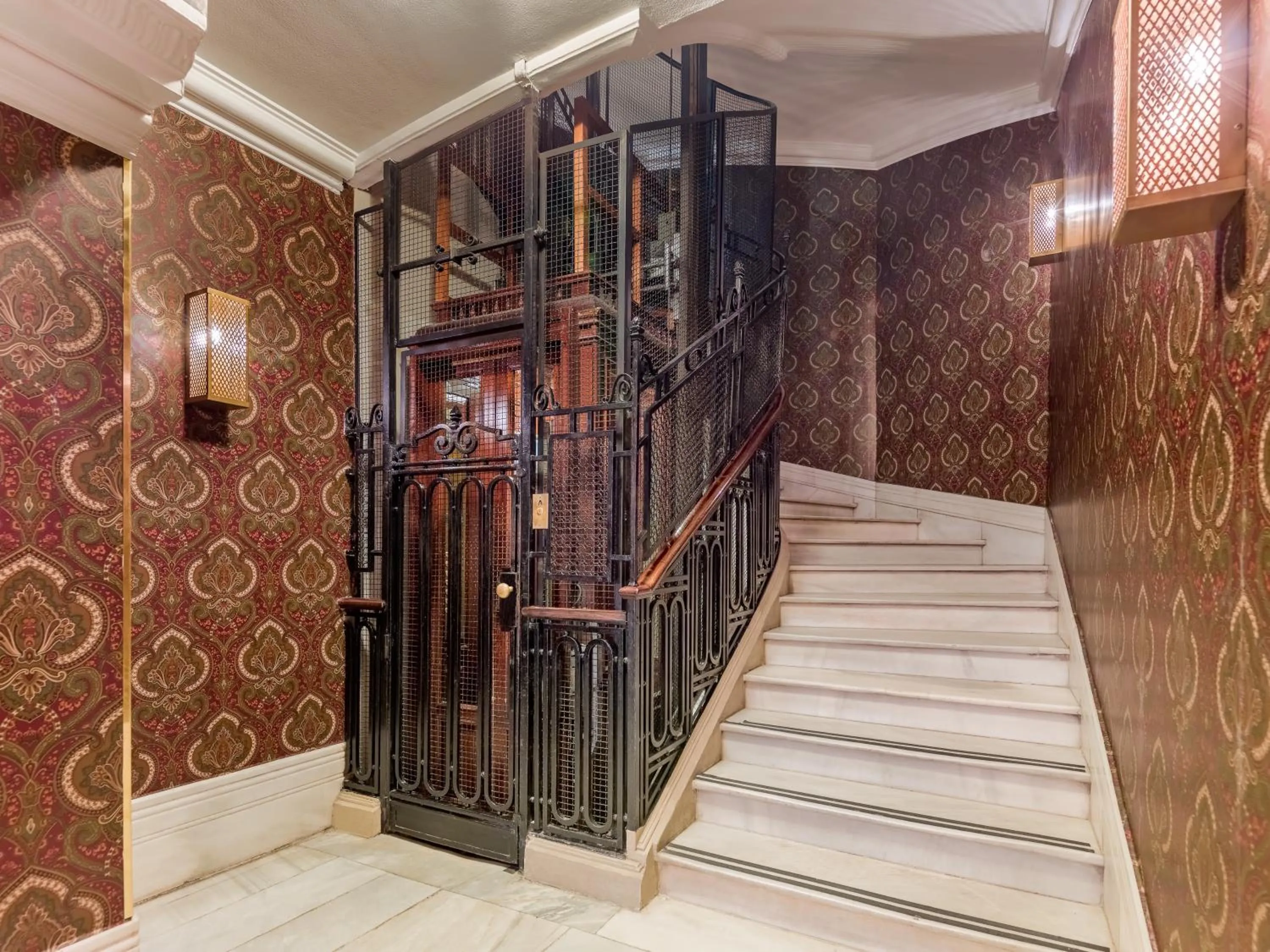 Lobby or reception in Boutique Hotel H10 Villa de la Reina