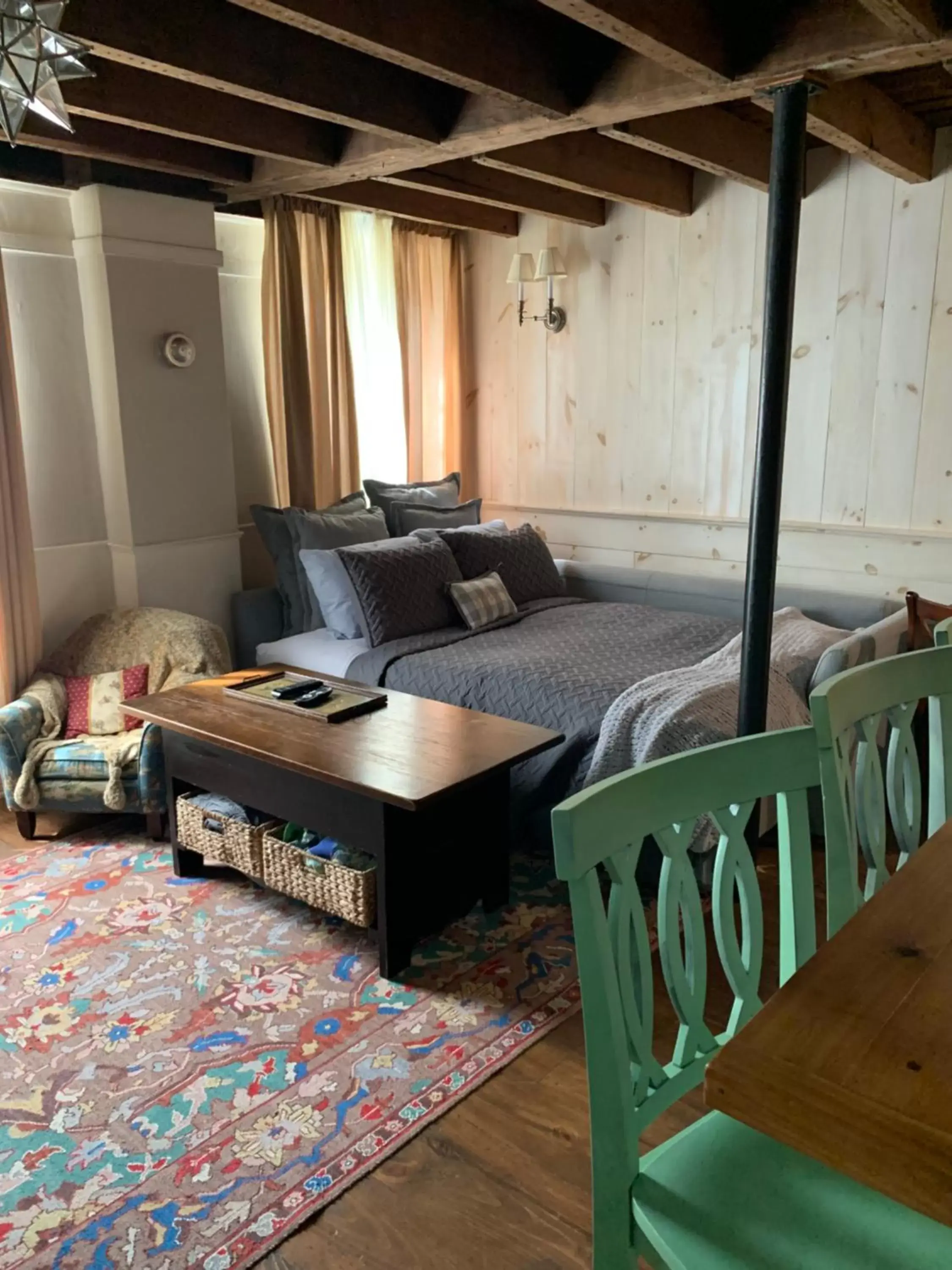 Bed, Seating Area in Innkeeper's Place B&B