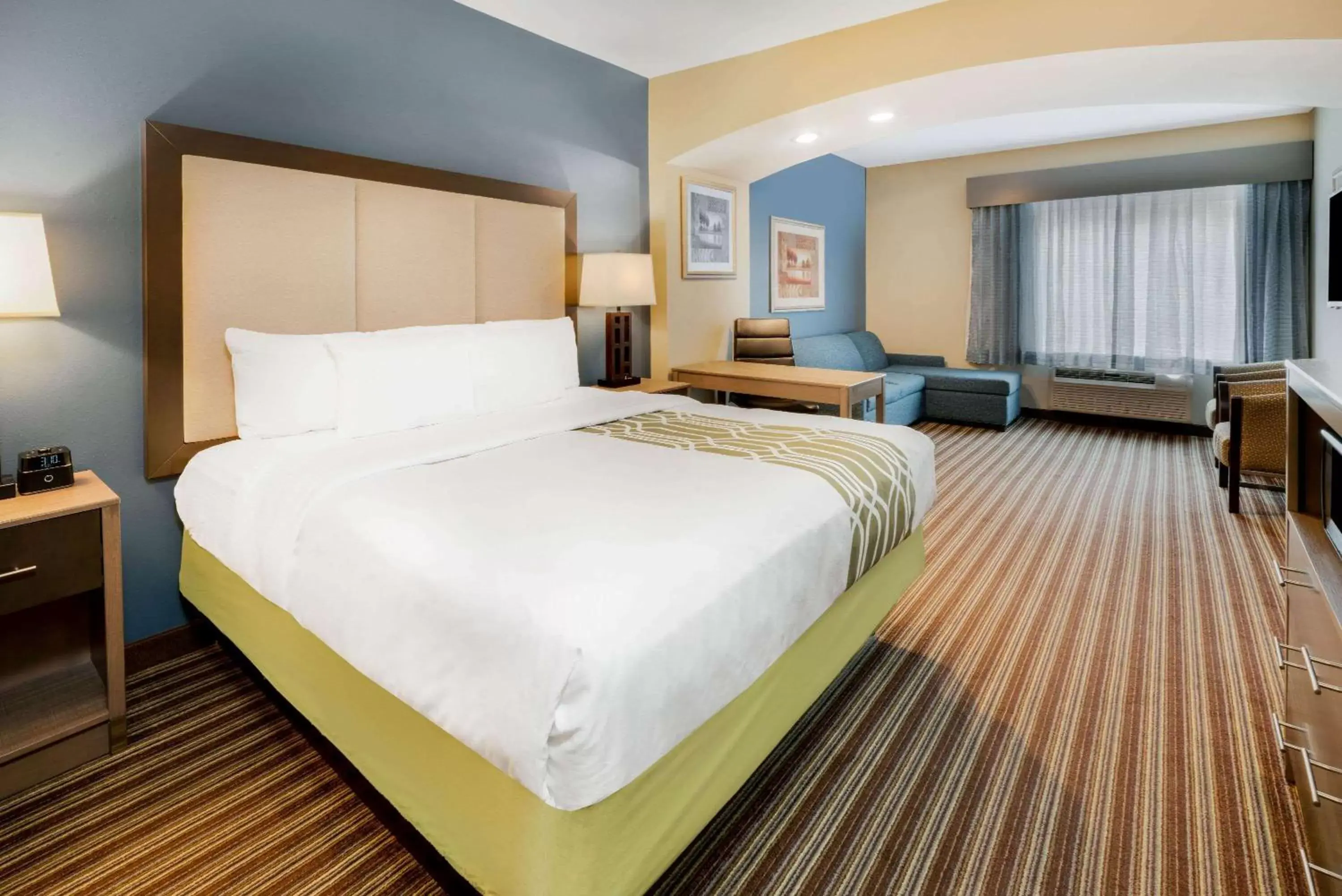 Photo of the whole room, Bed in La Quinta Inn & Suites by Wyndham Broussard - Lafayette Area