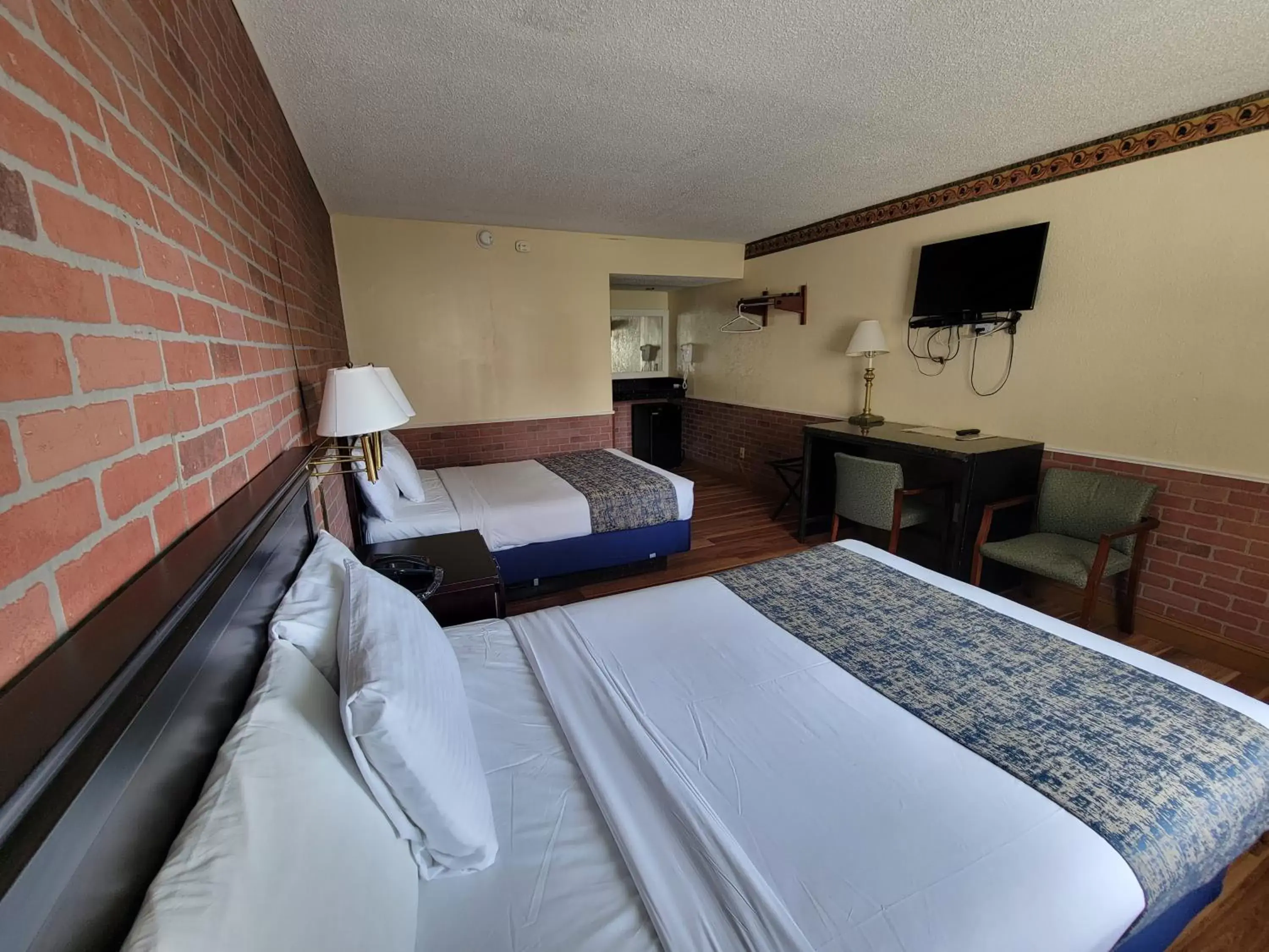 Photo of the whole room, Bed in Eldorado Atlantic City Beach Block