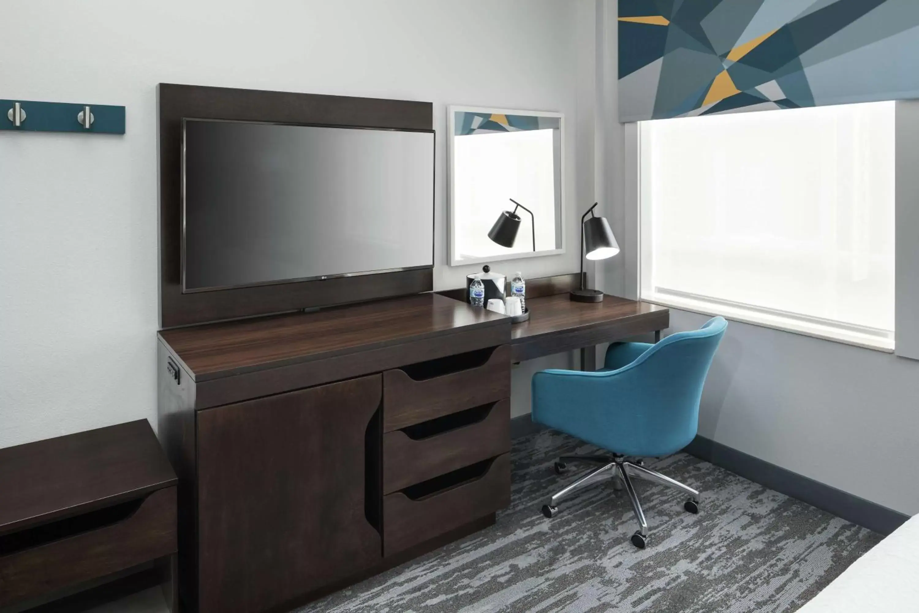 Bedroom, TV/Entertainment Center in Hampton Inn & Suites Atlanta-Downtown