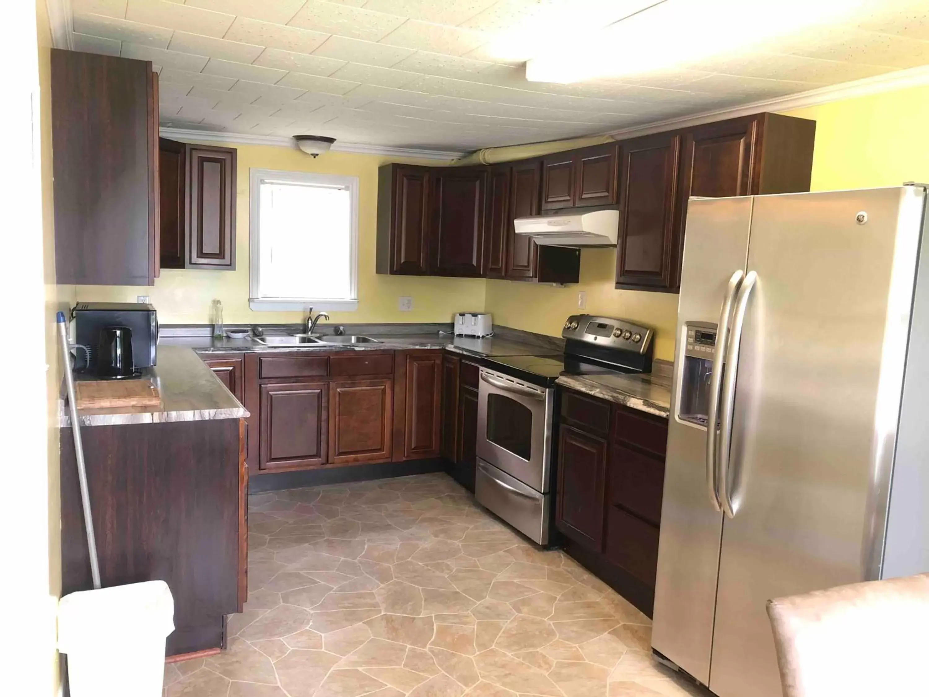 Kitchen/Kitchenette in Lakelawn B&B and Motel