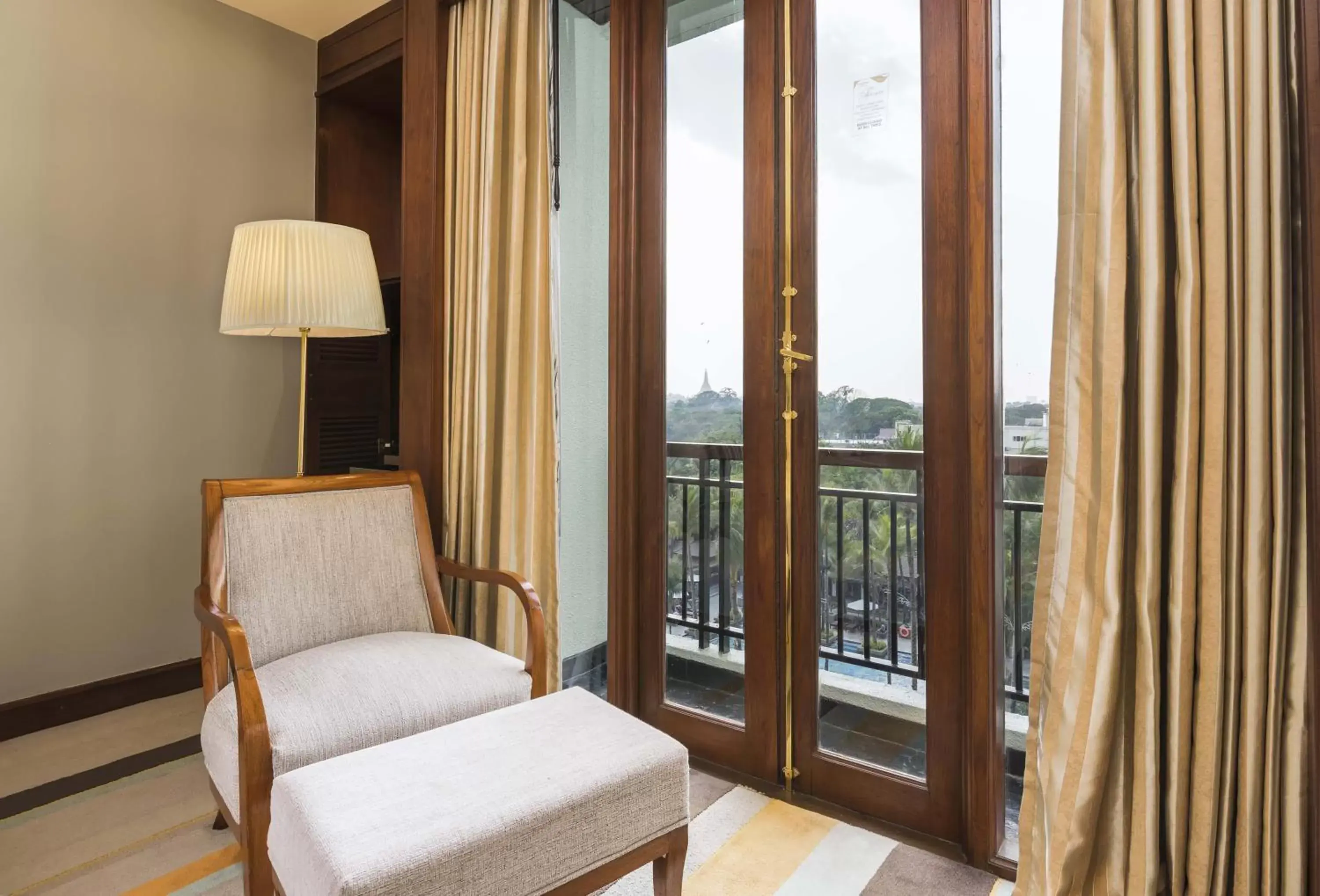 View (from property/room), Seating Area in Chatrium Hotel Royal Lake Yangon