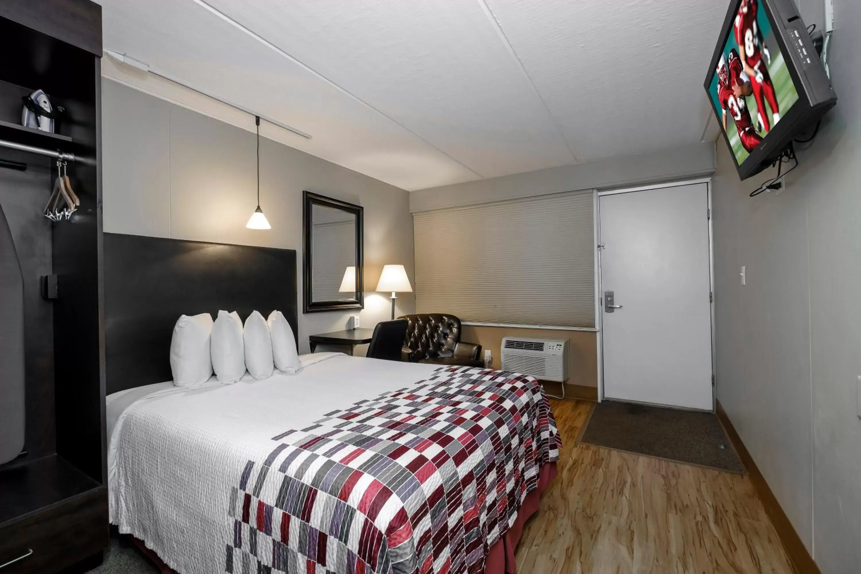 Photo of the whole room, Bed in Red Roof Inn and Suites Herkimer