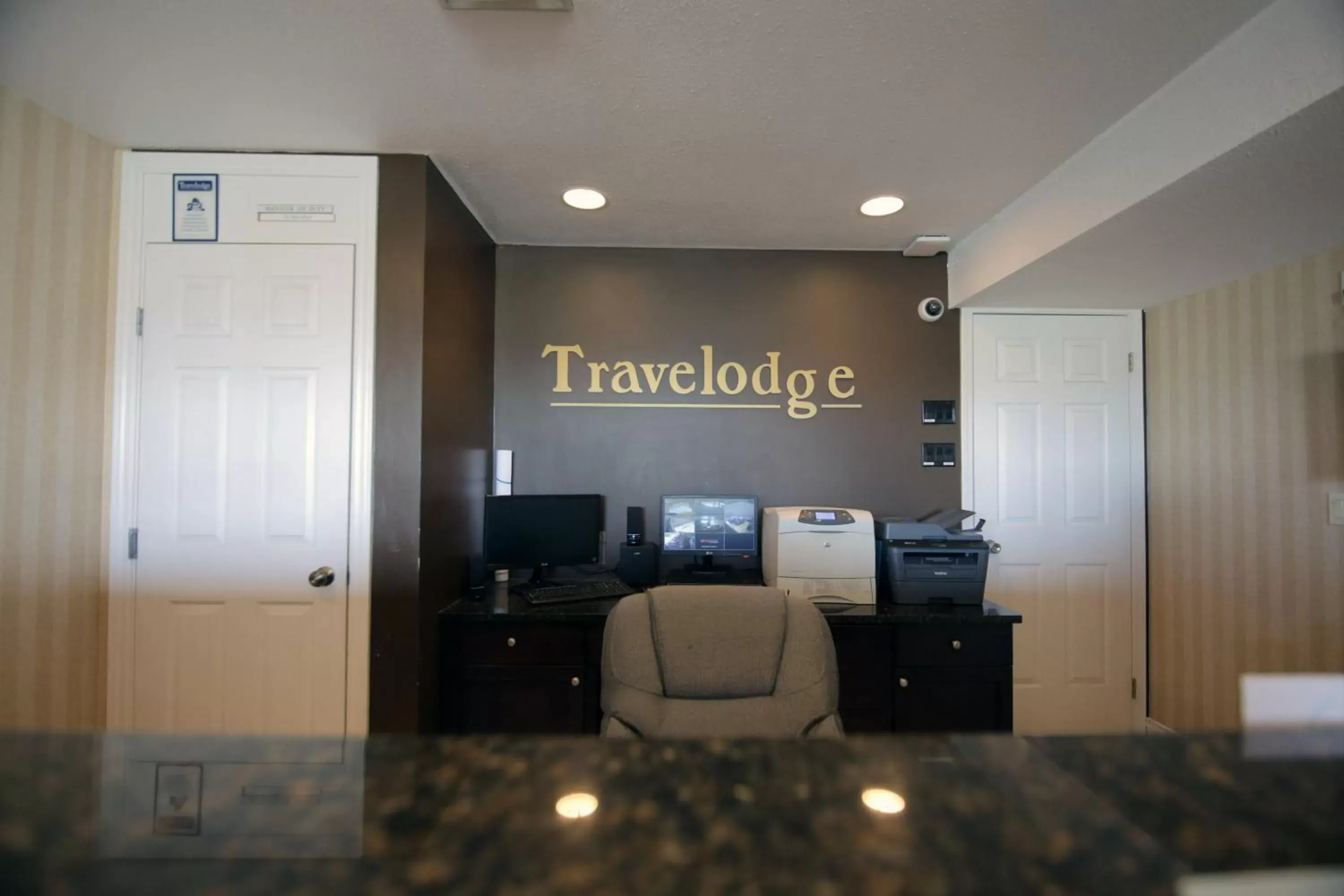 Lobby or reception in Travelodge by Wyndham Kamloops Mountview