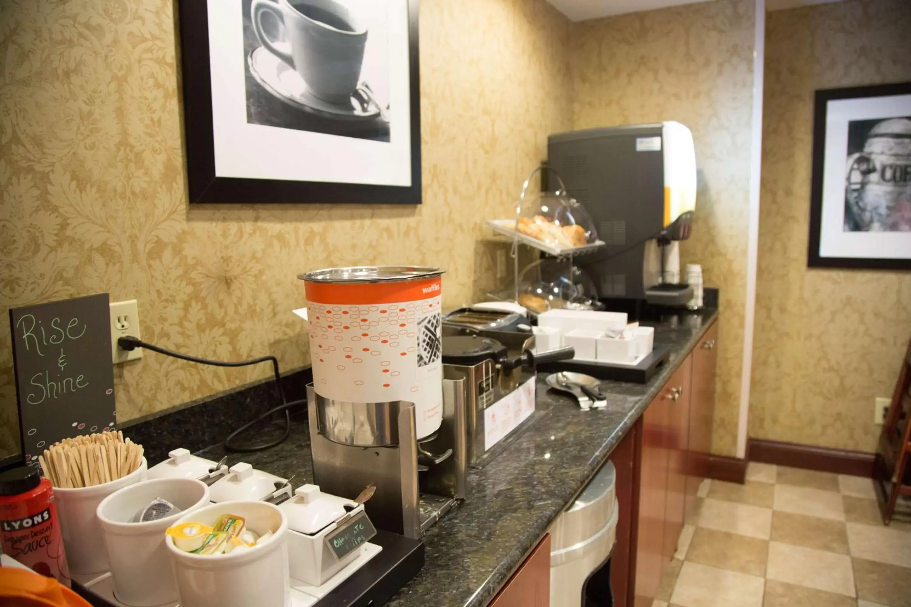 Breakfast, Kitchen/Kitchenette in Hampton Inn Morehead