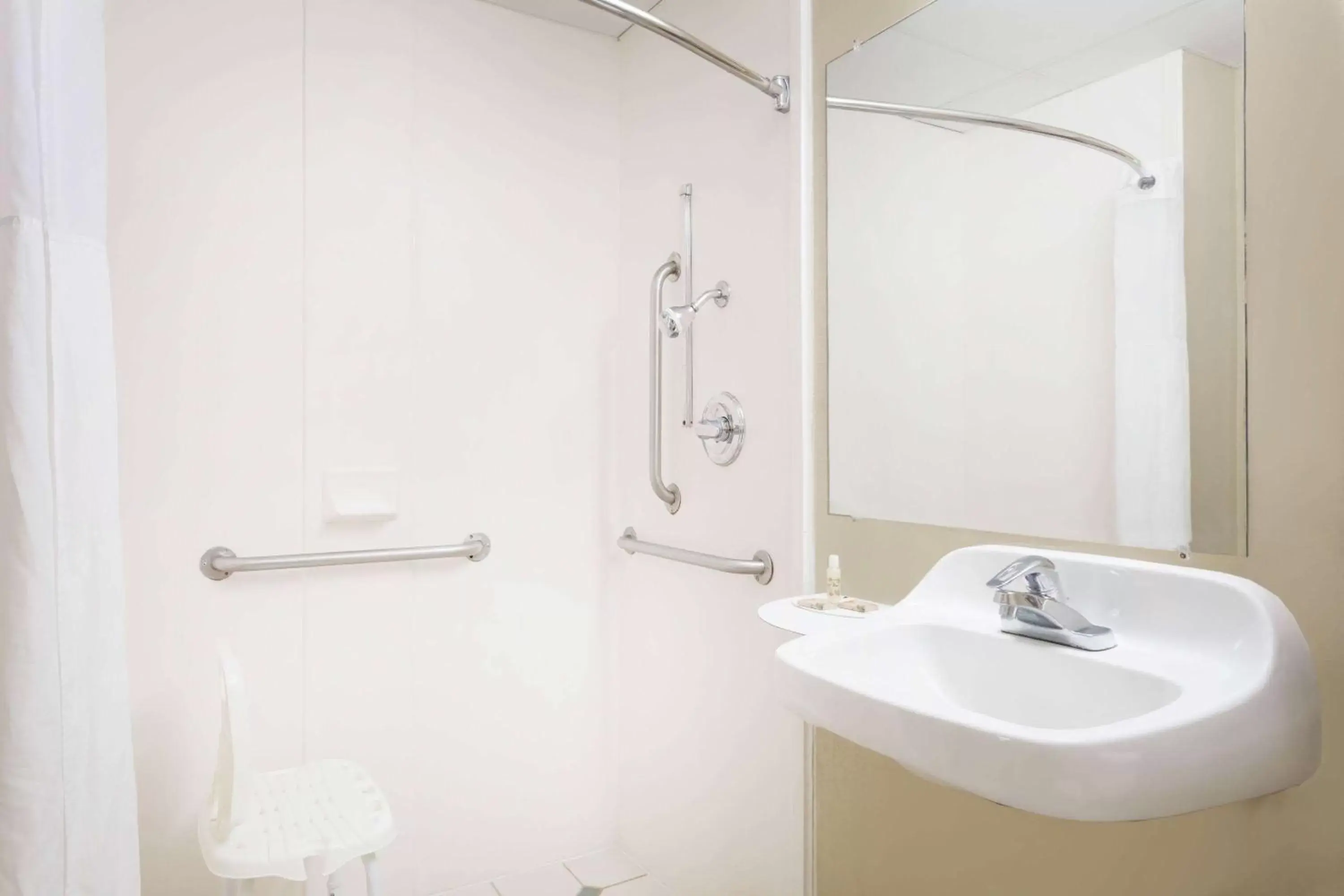 Shower, Bathroom in Wingate by Wyndham Savannah Gateway