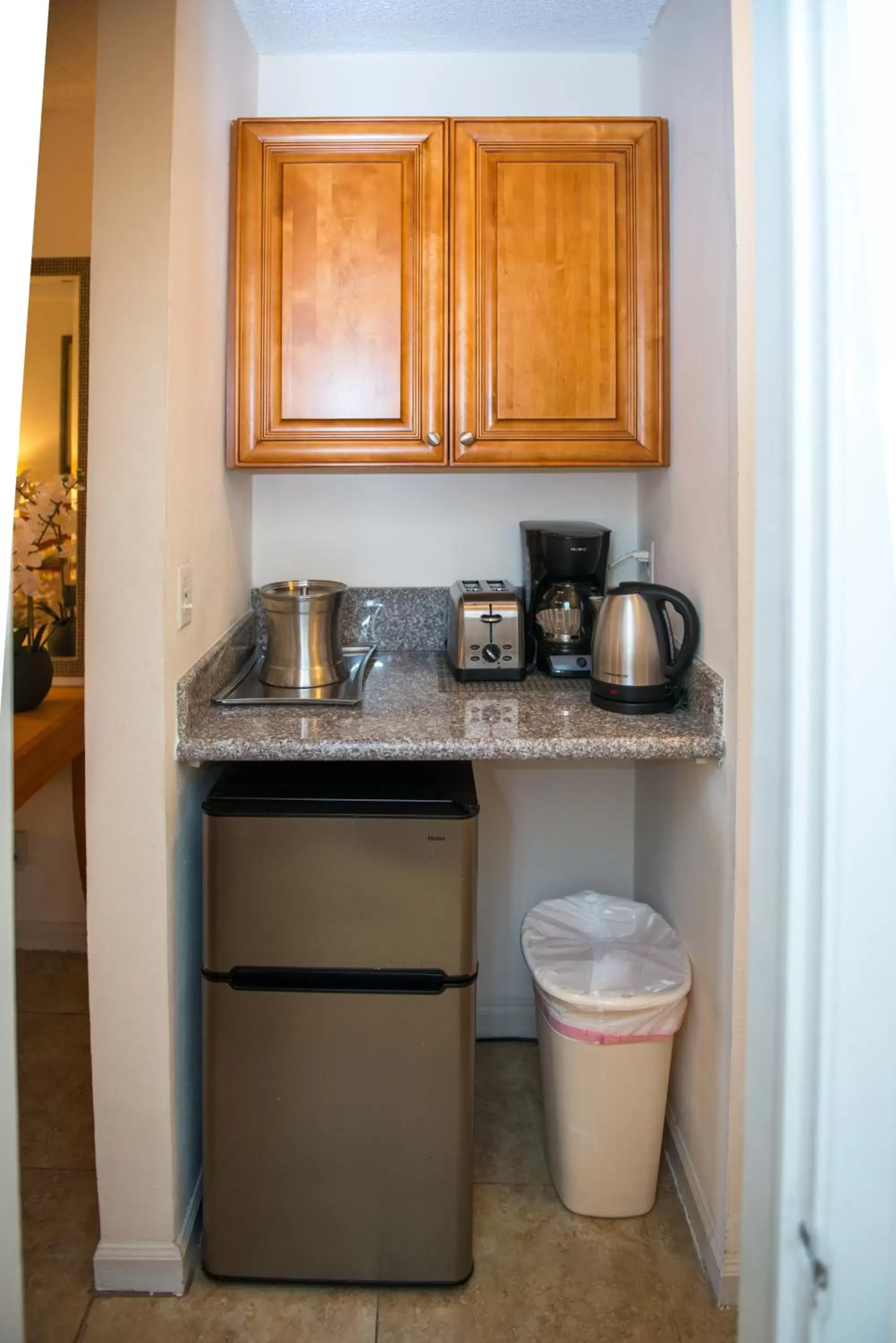 Coffee/tea facilities, Kitchen/Kitchenette in Shore Haven Resort Inn