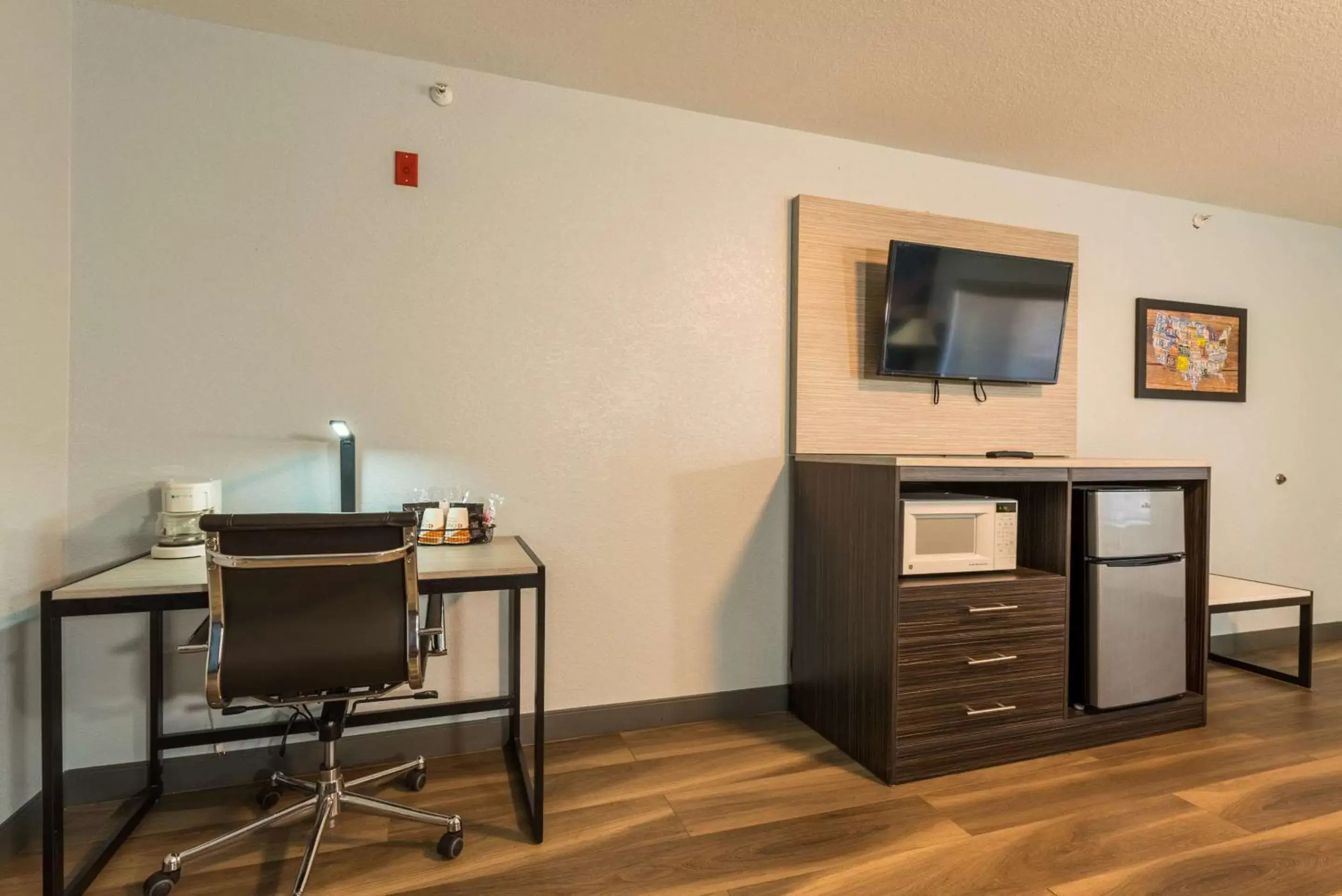 Bedroom, TV/Entertainment Center in Quality Inn & Suites Manitou Springs at Pikes Peak