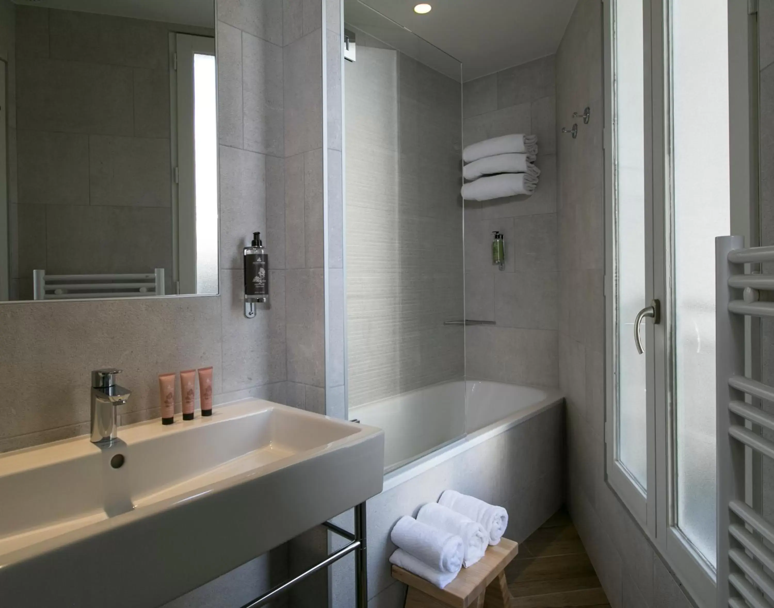 Bathroom in Hotel de Neuville Arc de Triomphe
