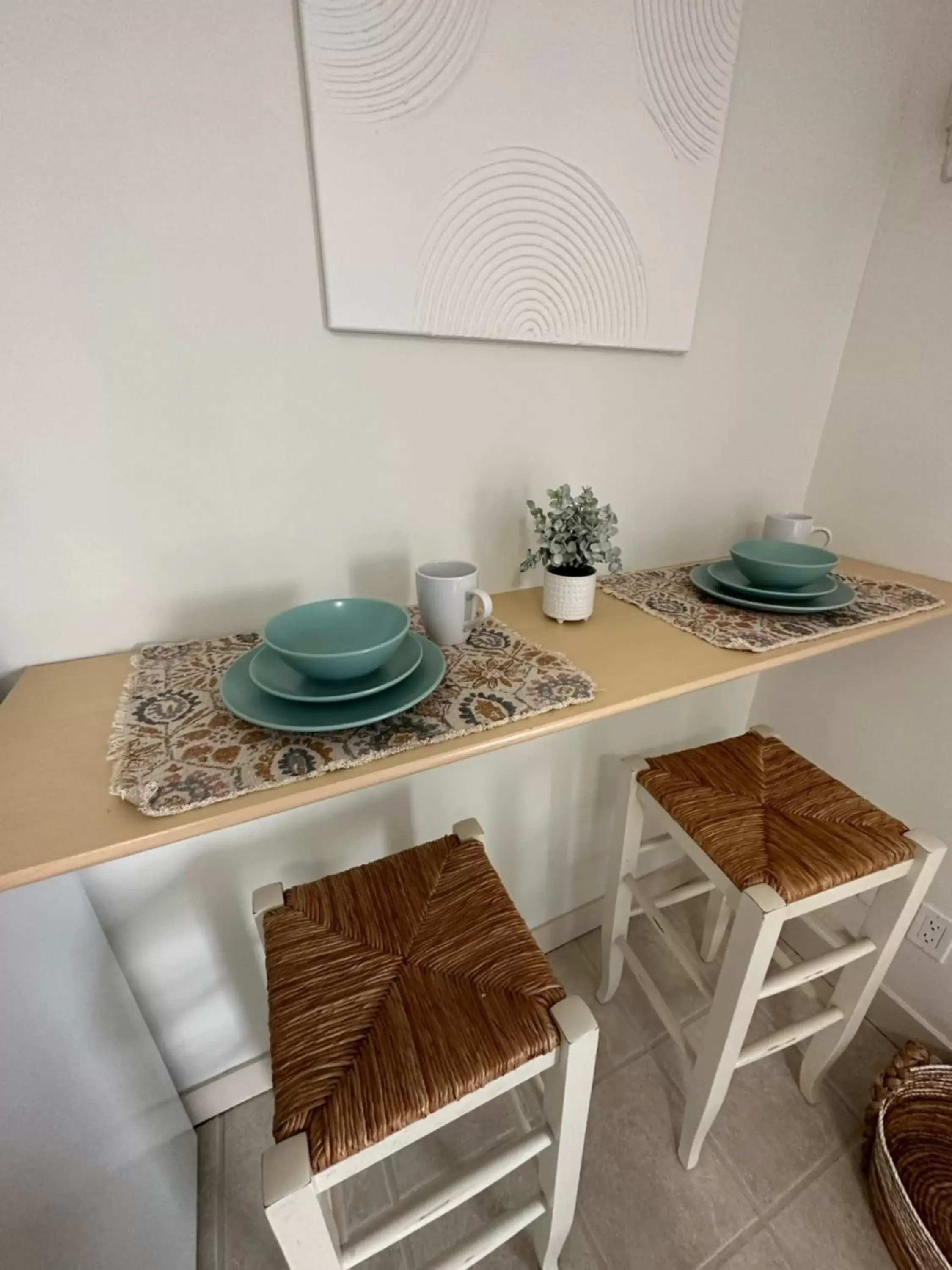 Dining area, Kitchen/Kitchenette in Lakeside Villa Inn & Suites