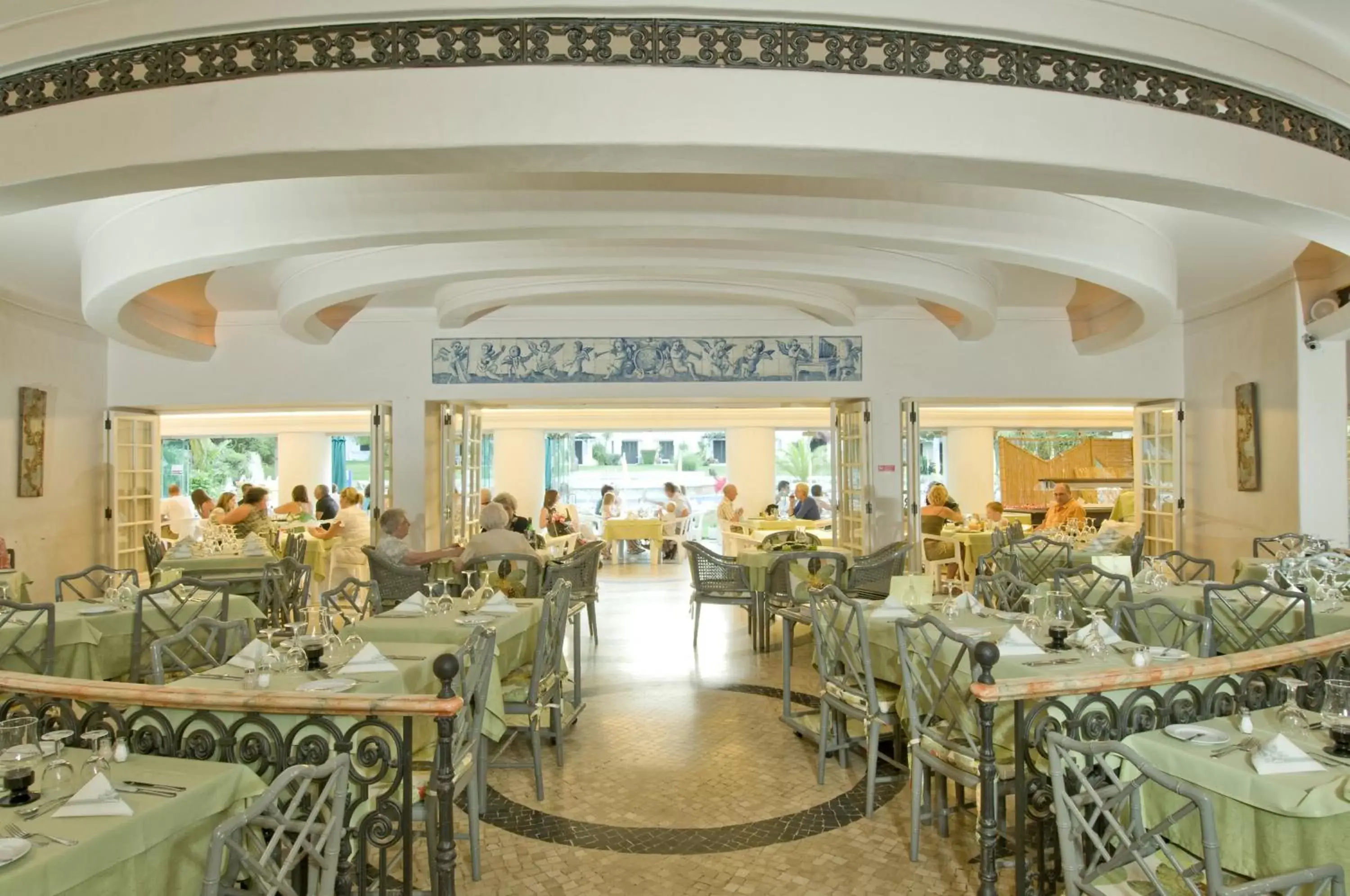 Restaurant/Places to Eat in Balaia Golf Village