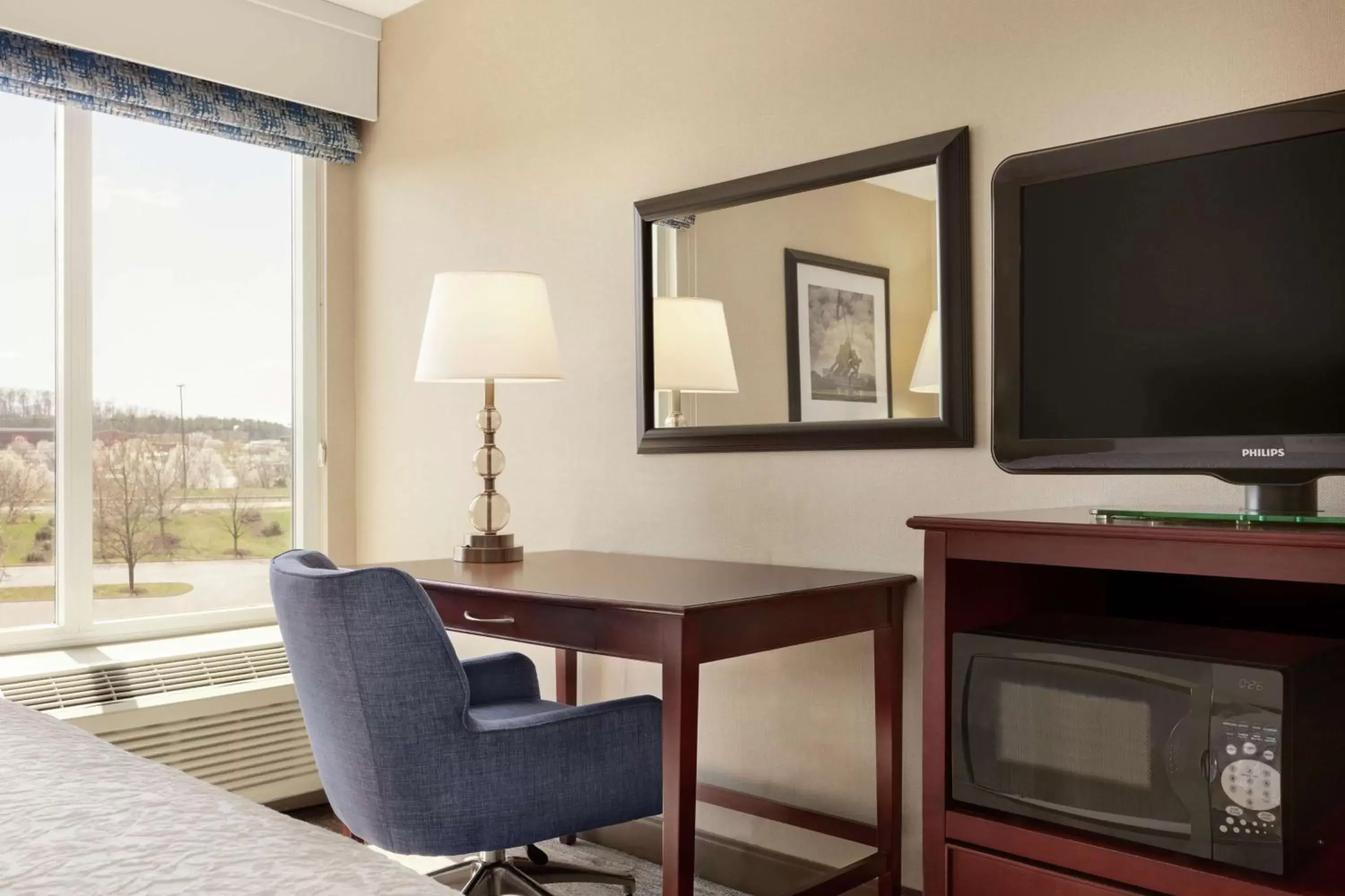 Bedroom, TV/Entertainment Center in Hampton Inn Dulles/Cascades