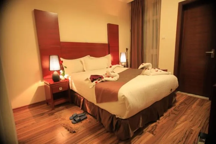 Shower, Bed in Hotel Miracle