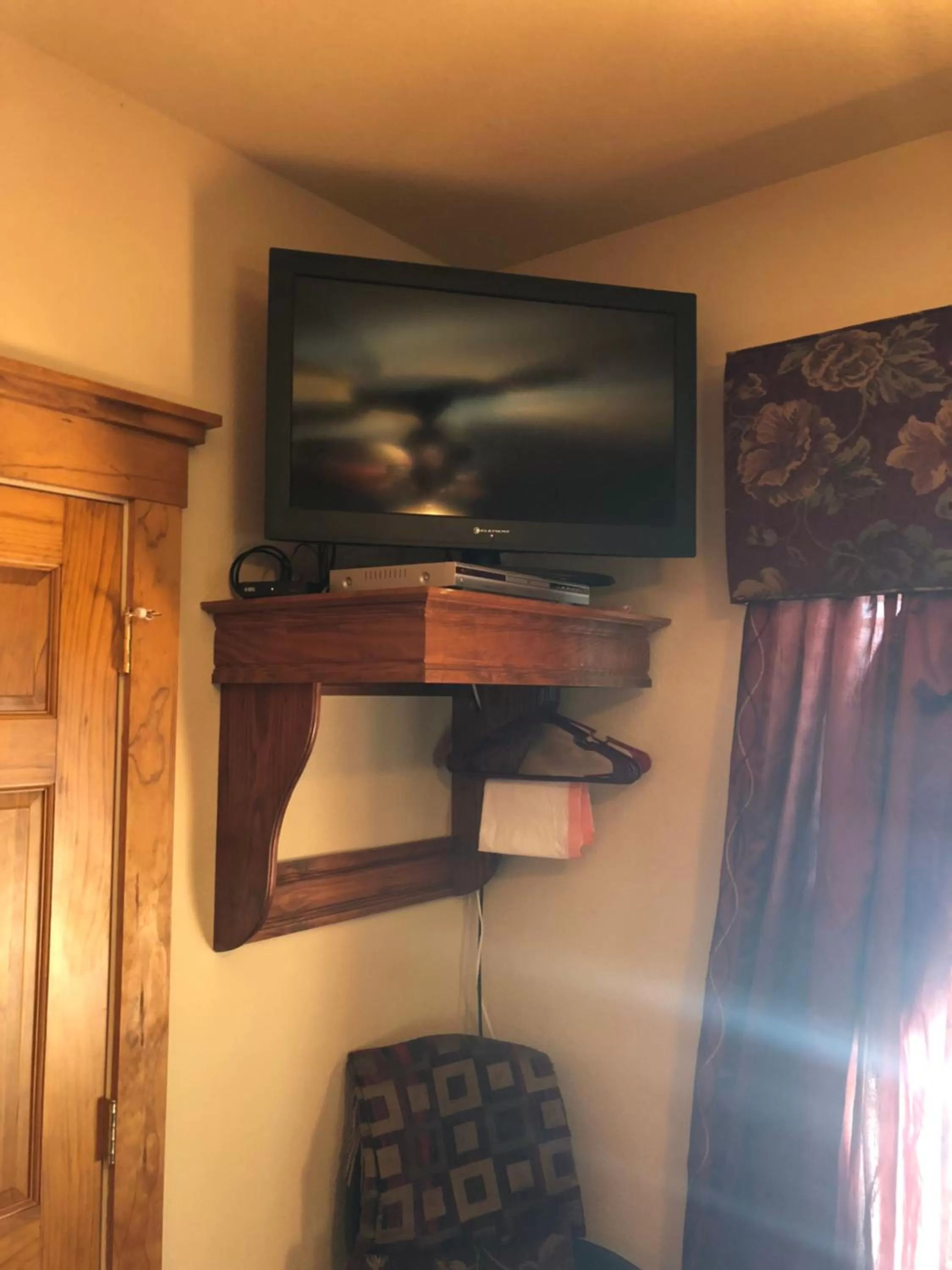 TV and multimedia in All Seasons Inn