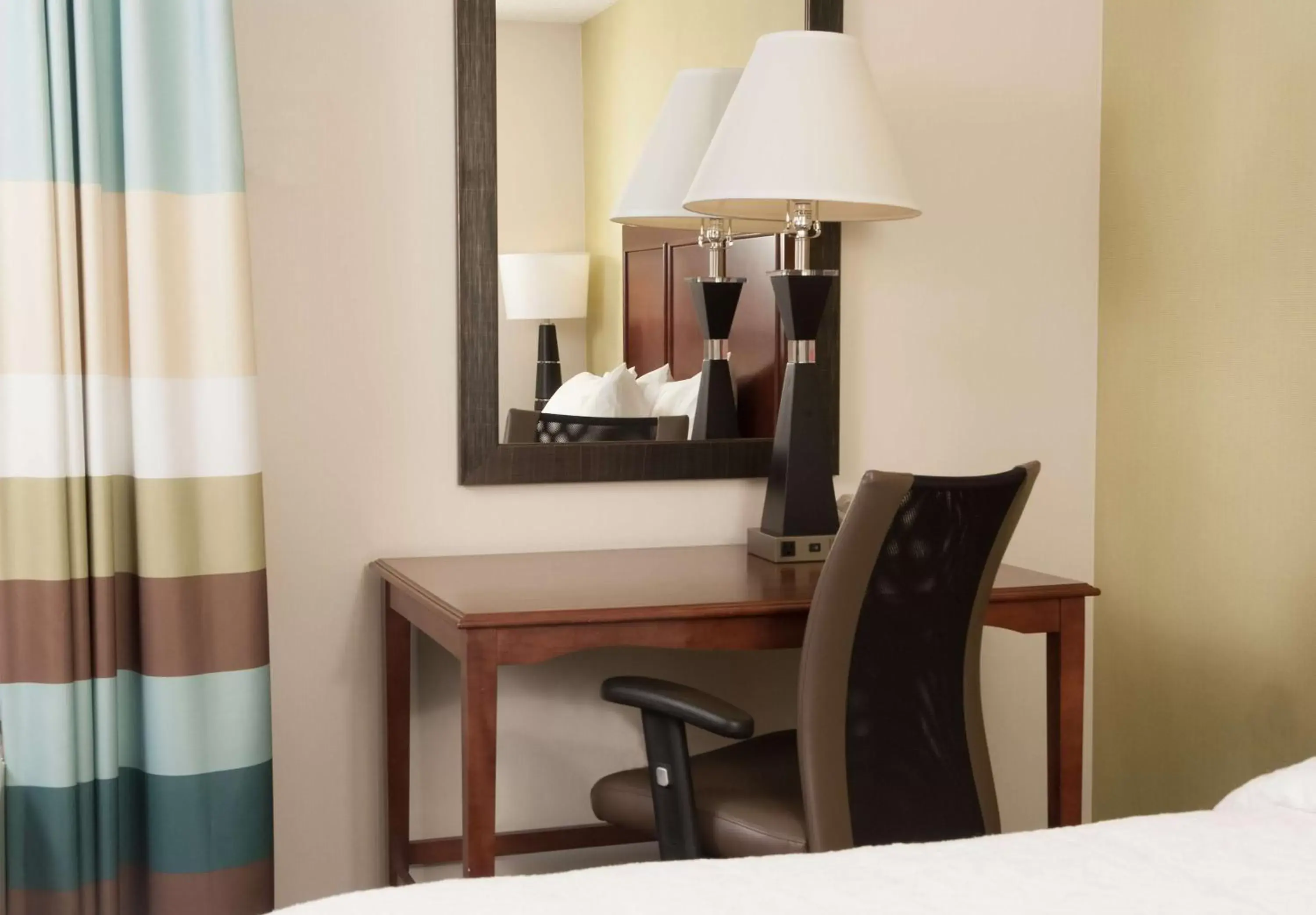 Bed, TV/Entertainment Center in Hampton Inn Atlanta-North Druid Hills