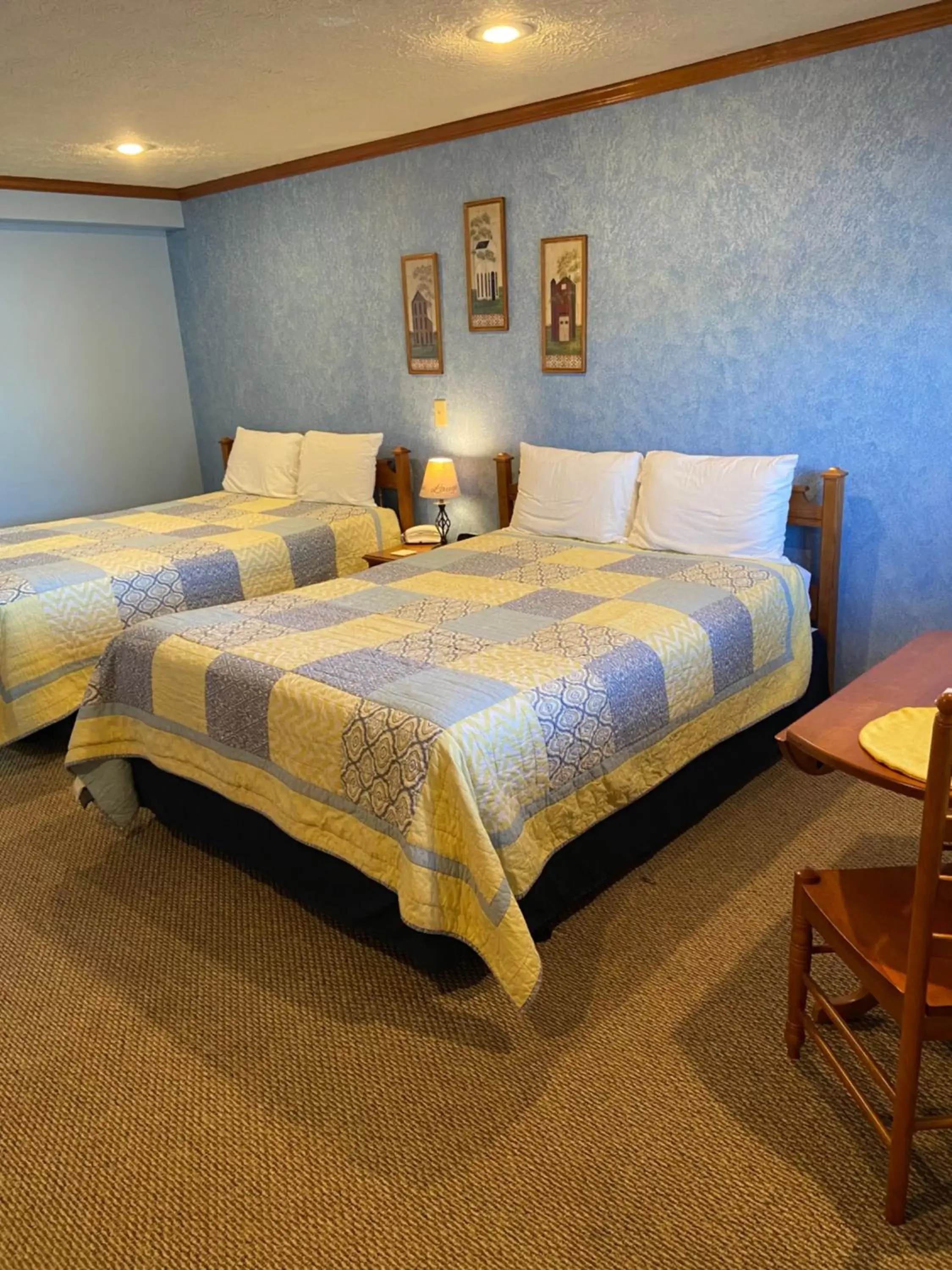 Photo of the whole room, Bed in The Garrett Inn