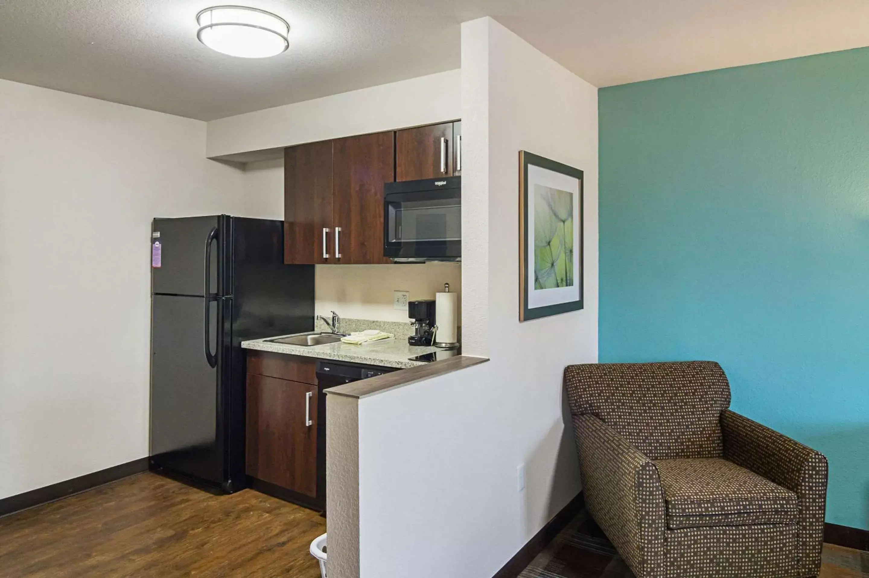 Photo of the whole room, Kitchen/Kitchenette in Suburban Studios Monaca - Pittsburgh