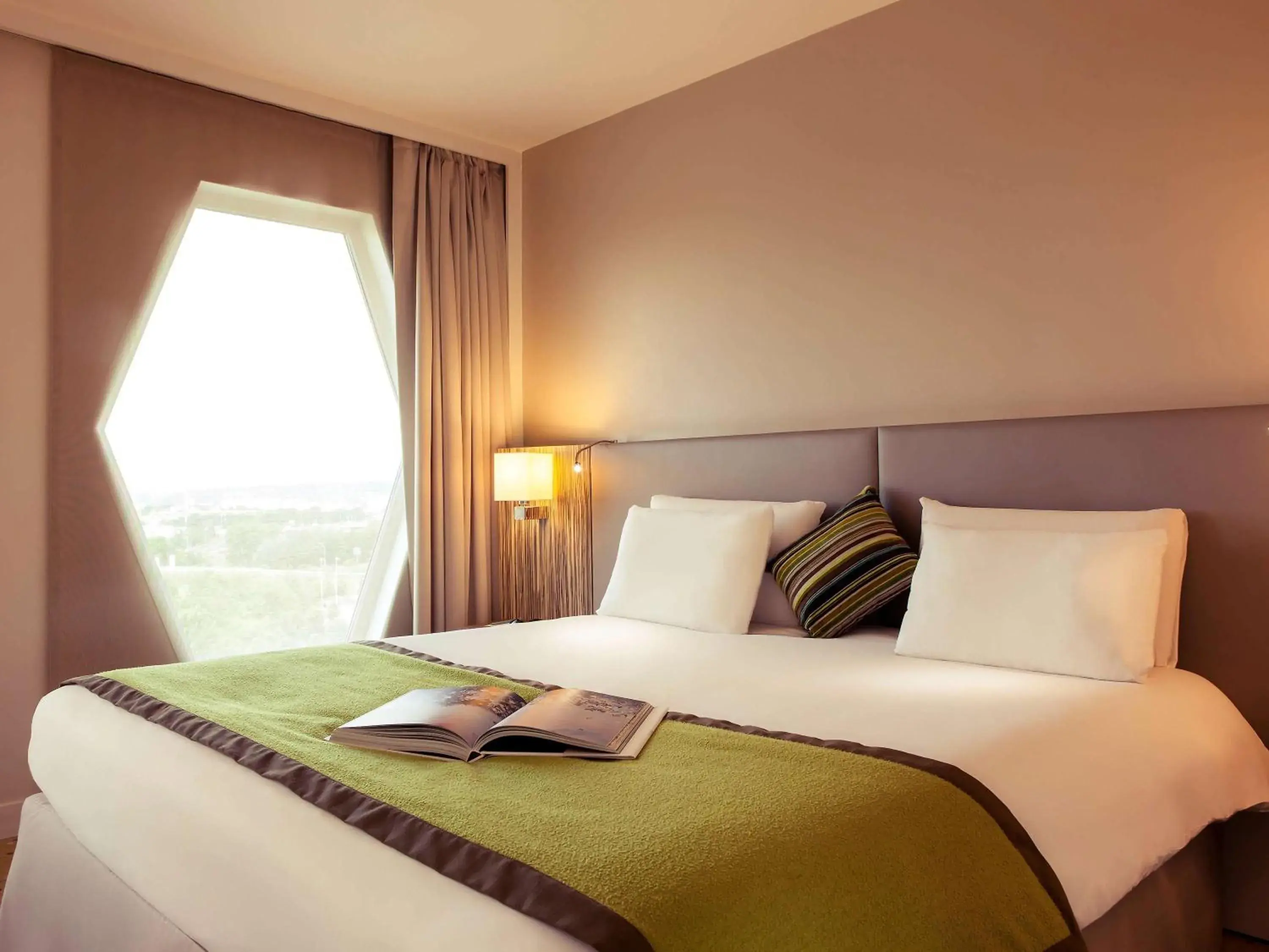 Property building, Bed in Hotel Mercure Paris Orly Rungis