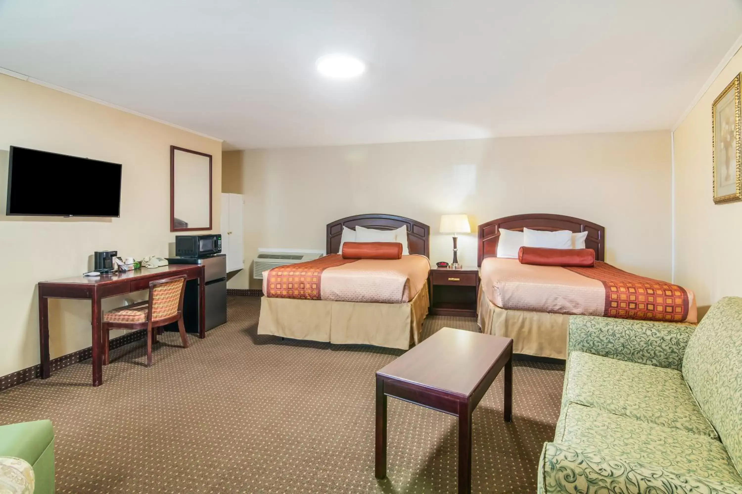 Bed in Rodeway Inn & Suites Weedsport NY