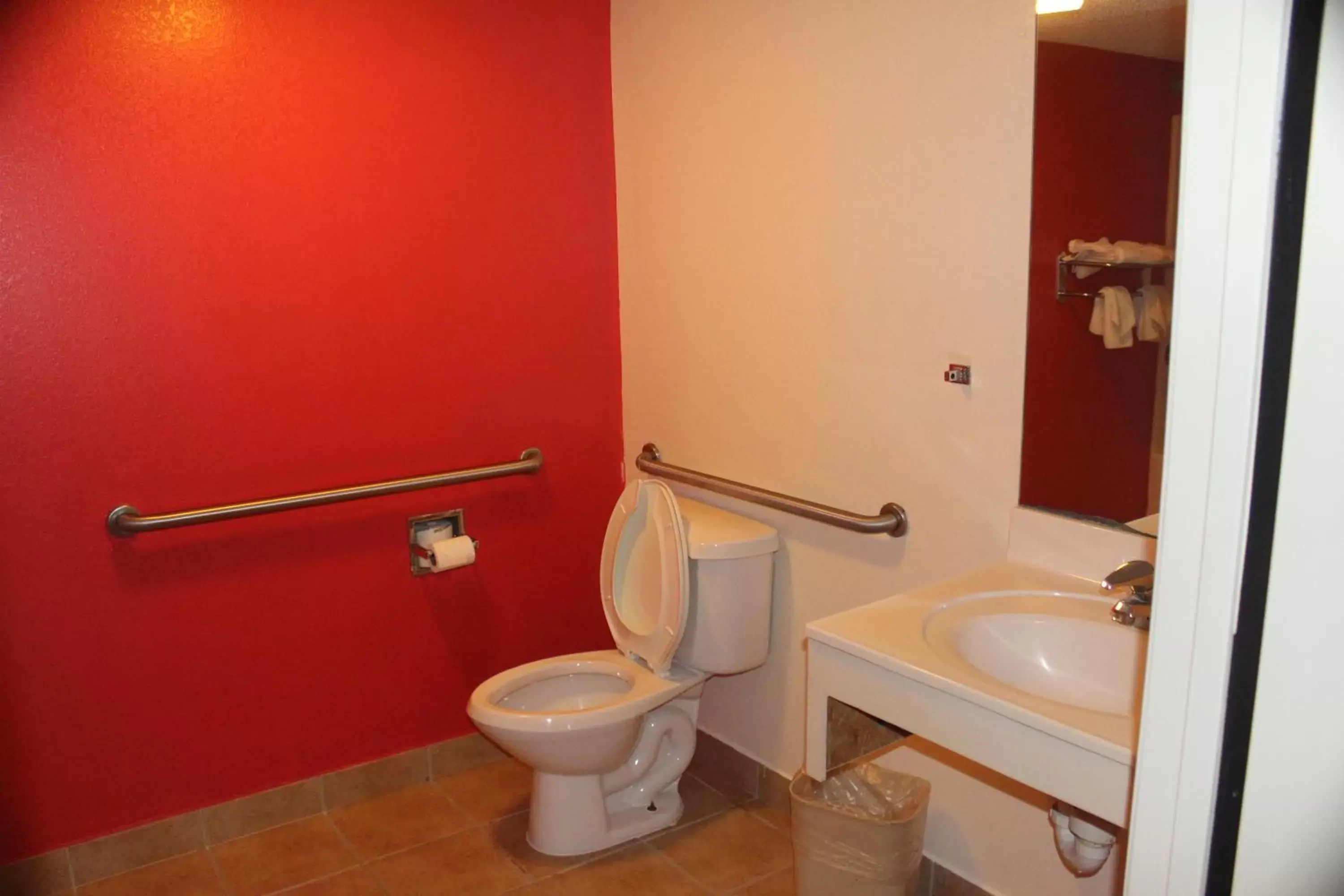 Toilet, Bathroom in Americas Best Value Inn - Fredericksburg North