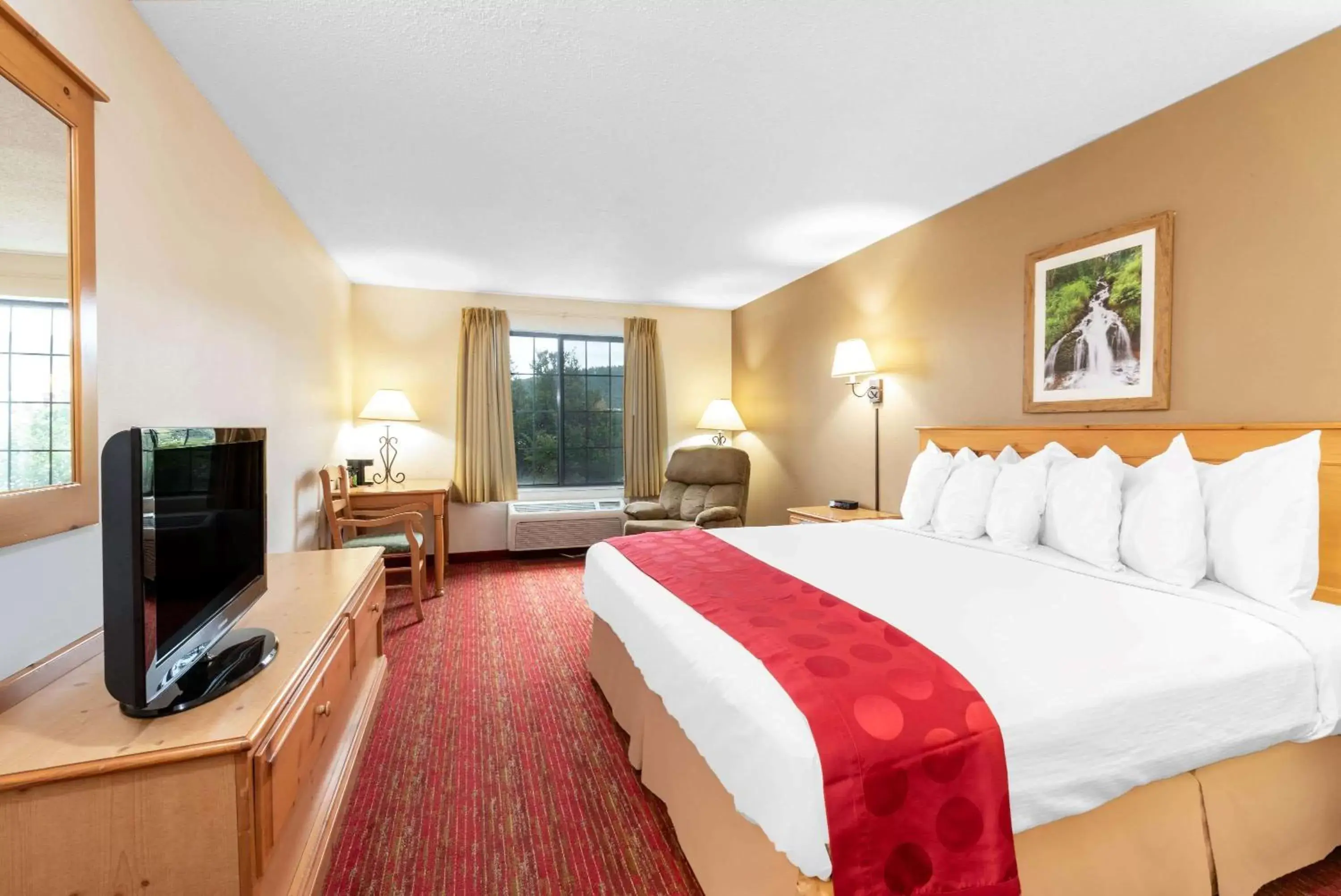 Photo of the whole room, Bed in Summerset Hotel and Suites Rapid City West