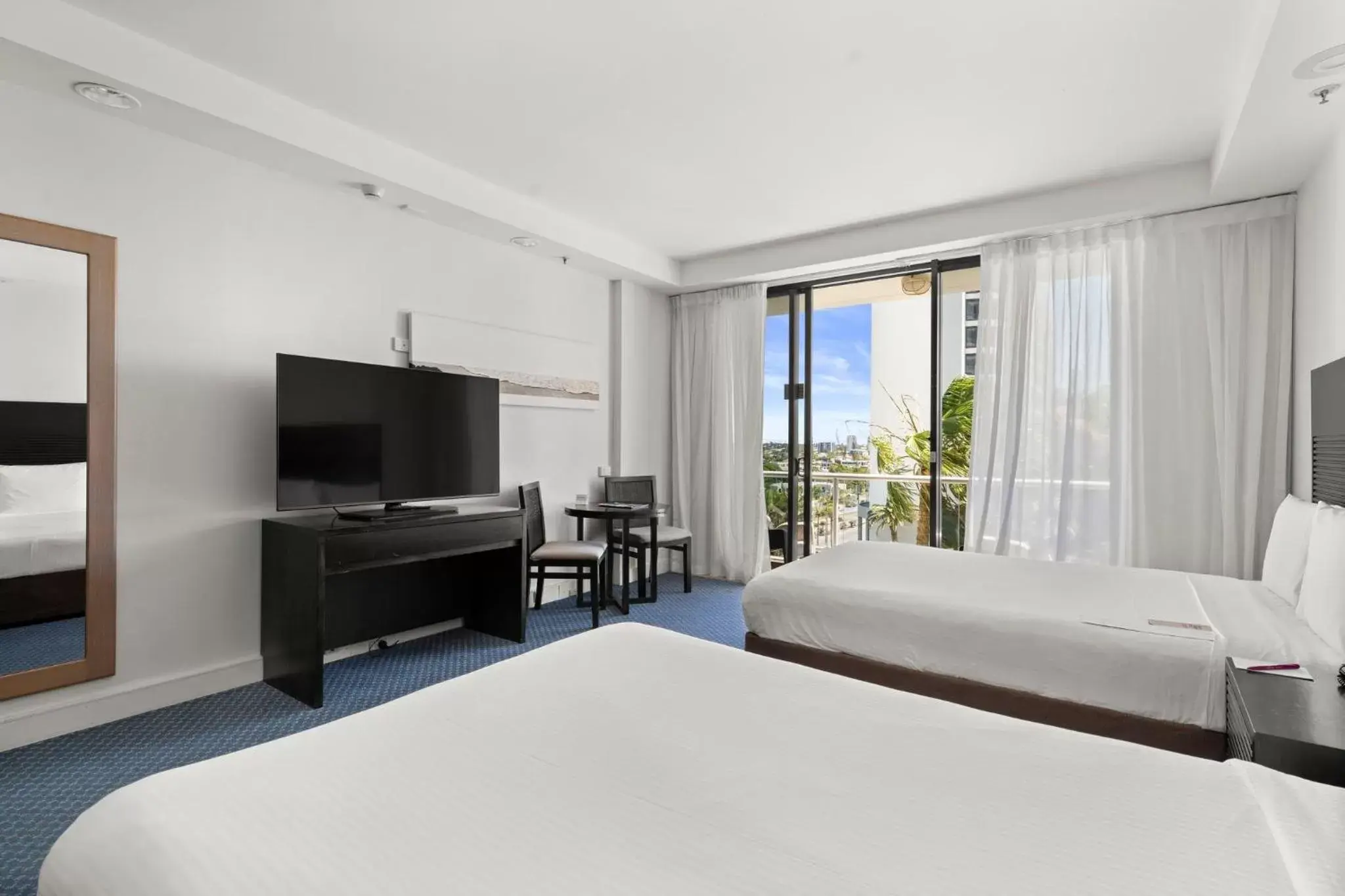 Photo of the whole room, Bed in Crowne Plaza Surfers Paradise, an IHG Hotel