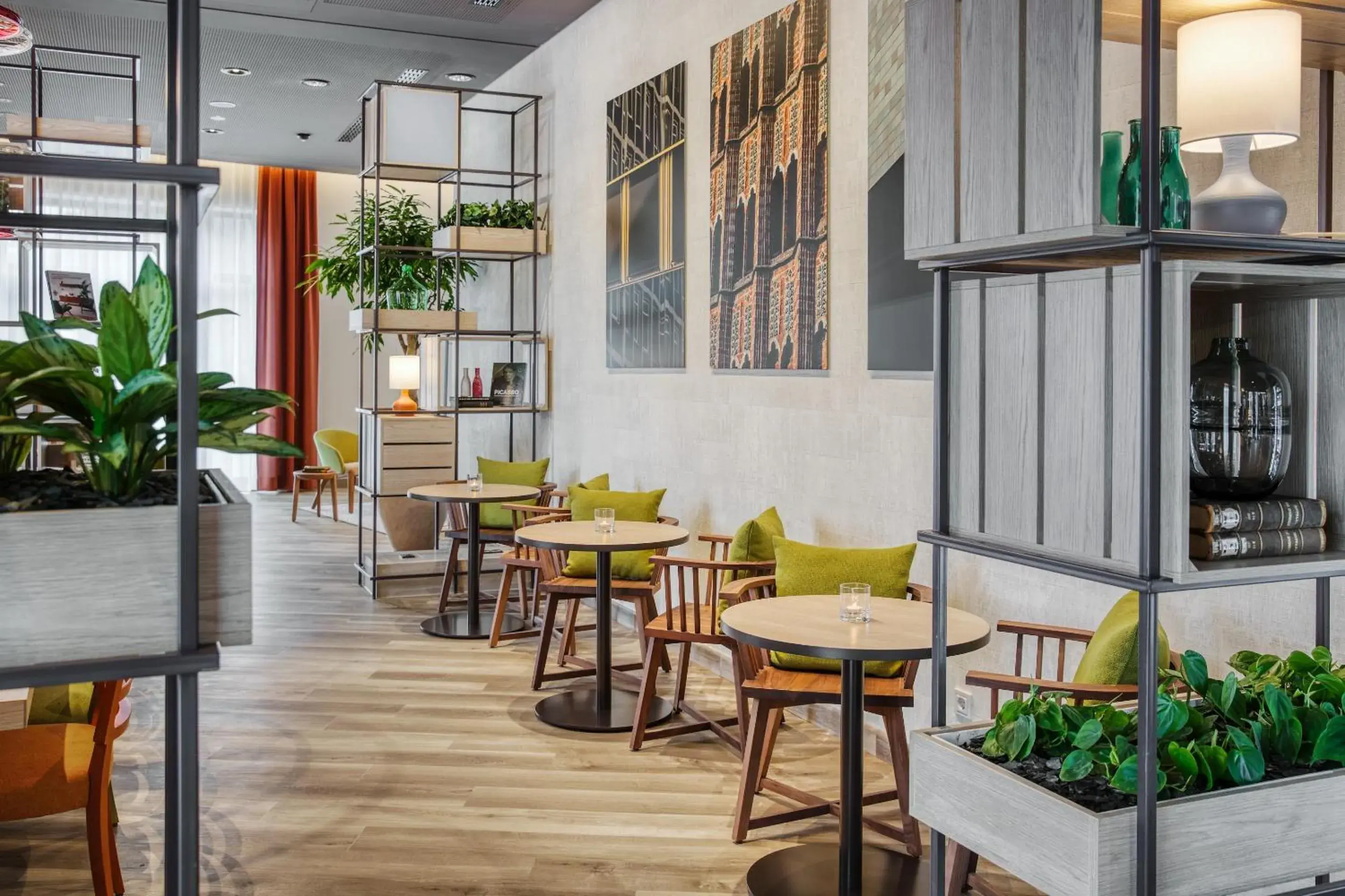 Lounge or bar, Restaurant/Places to Eat in IntercityHotel Hannover Hauptbahnhof-Ost