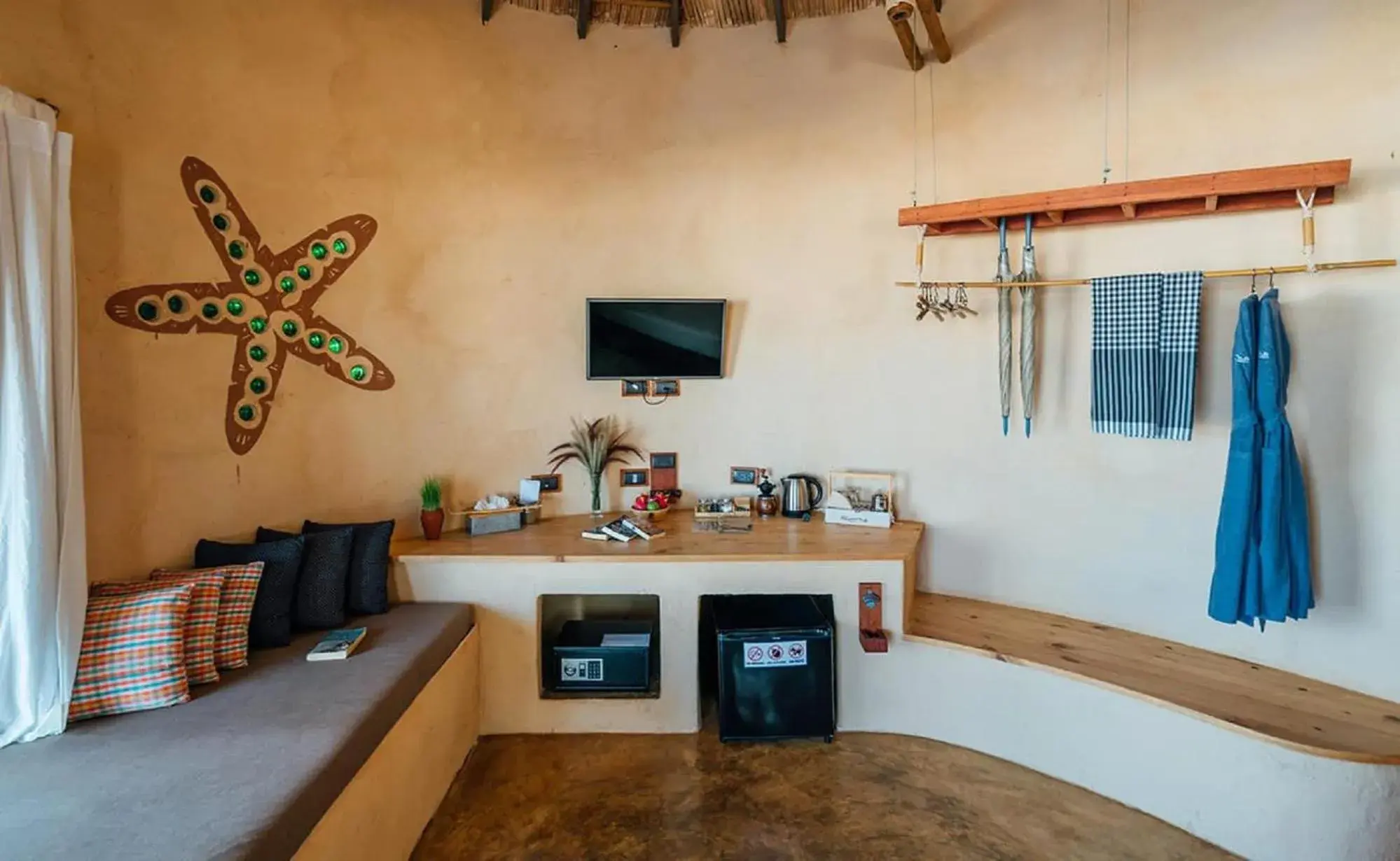 Living room, Kitchen/Kitchenette in The Mud - Eco Hotel