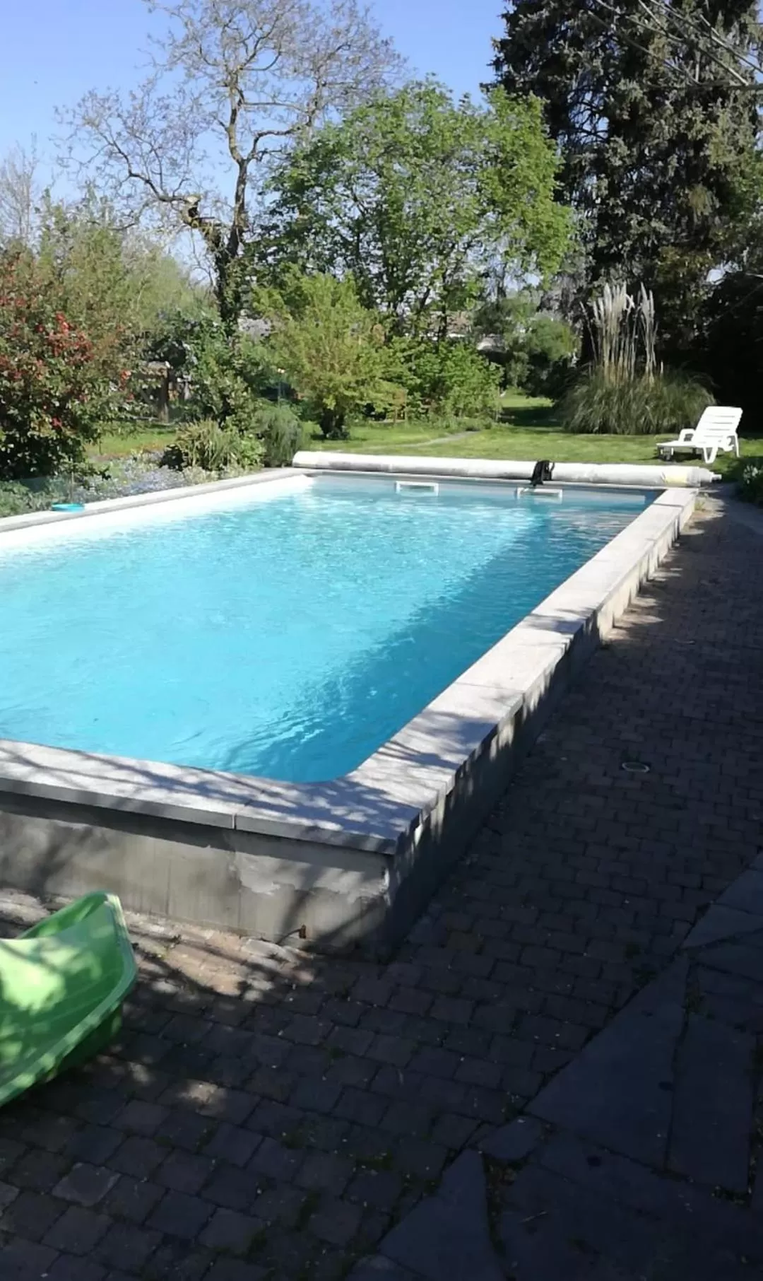 Swimming pool in B and B Comme chez soi