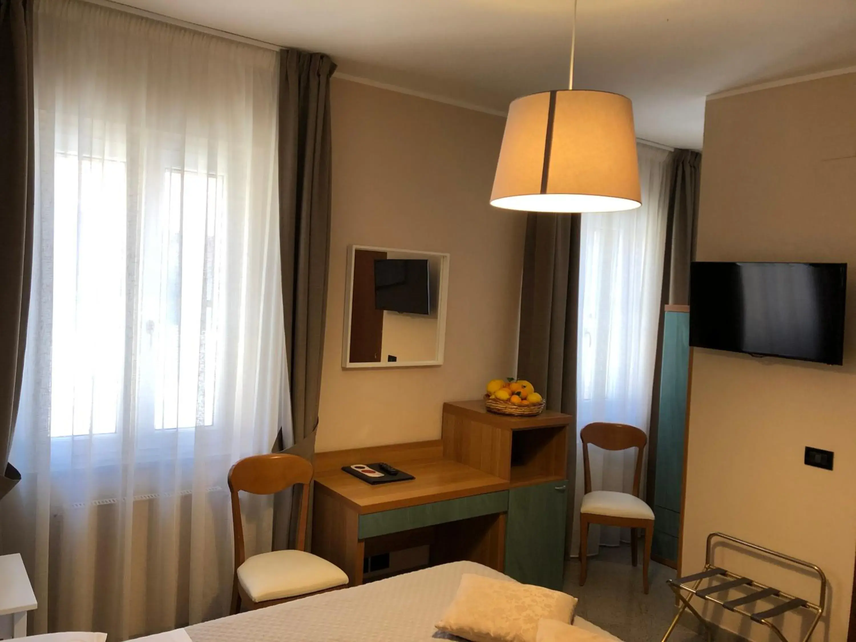 Bed, TV/Entertainment Center in Hotel Di Stefano