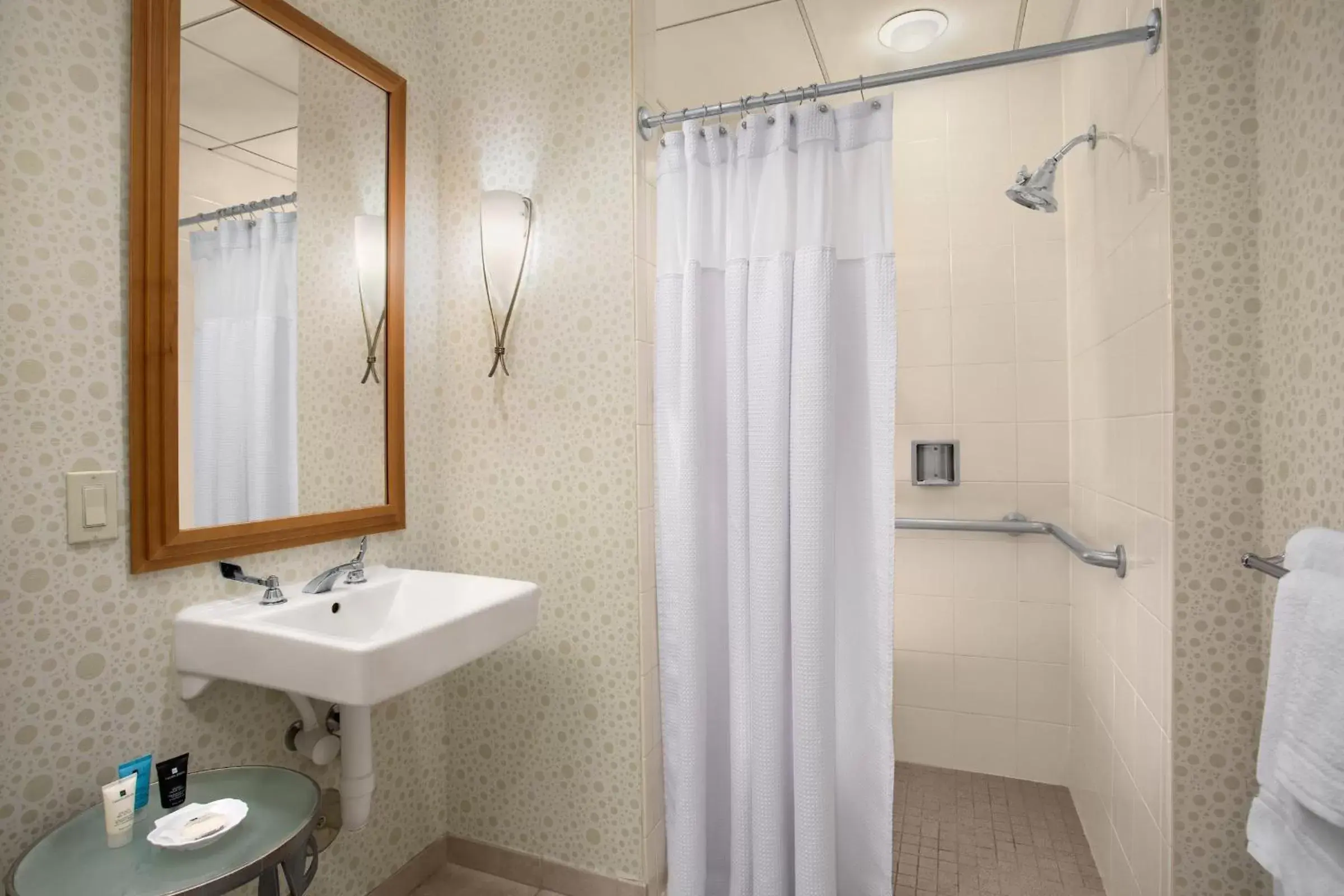 Shower, Bathroom in Crowne Plaza San Francisco Airport, an IHG Hotel