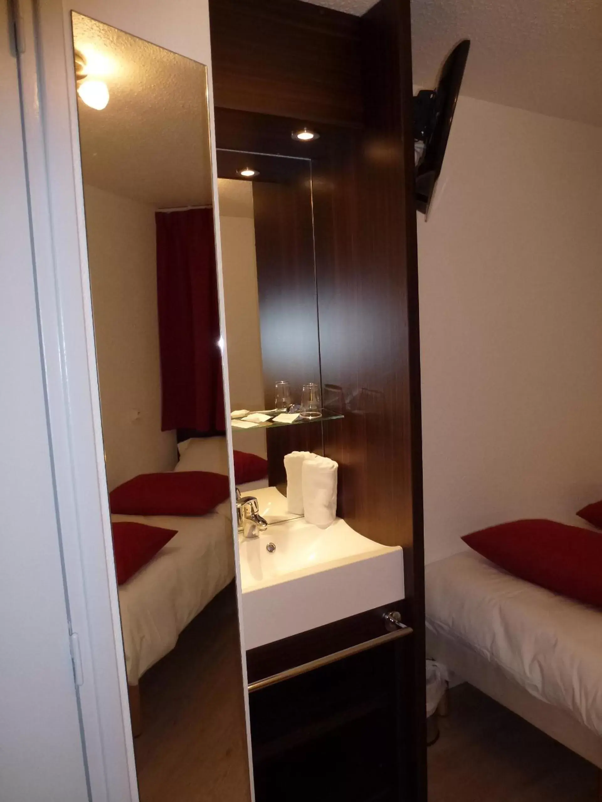 Bed, Bathroom in Hotel Primo Colmar Centre
