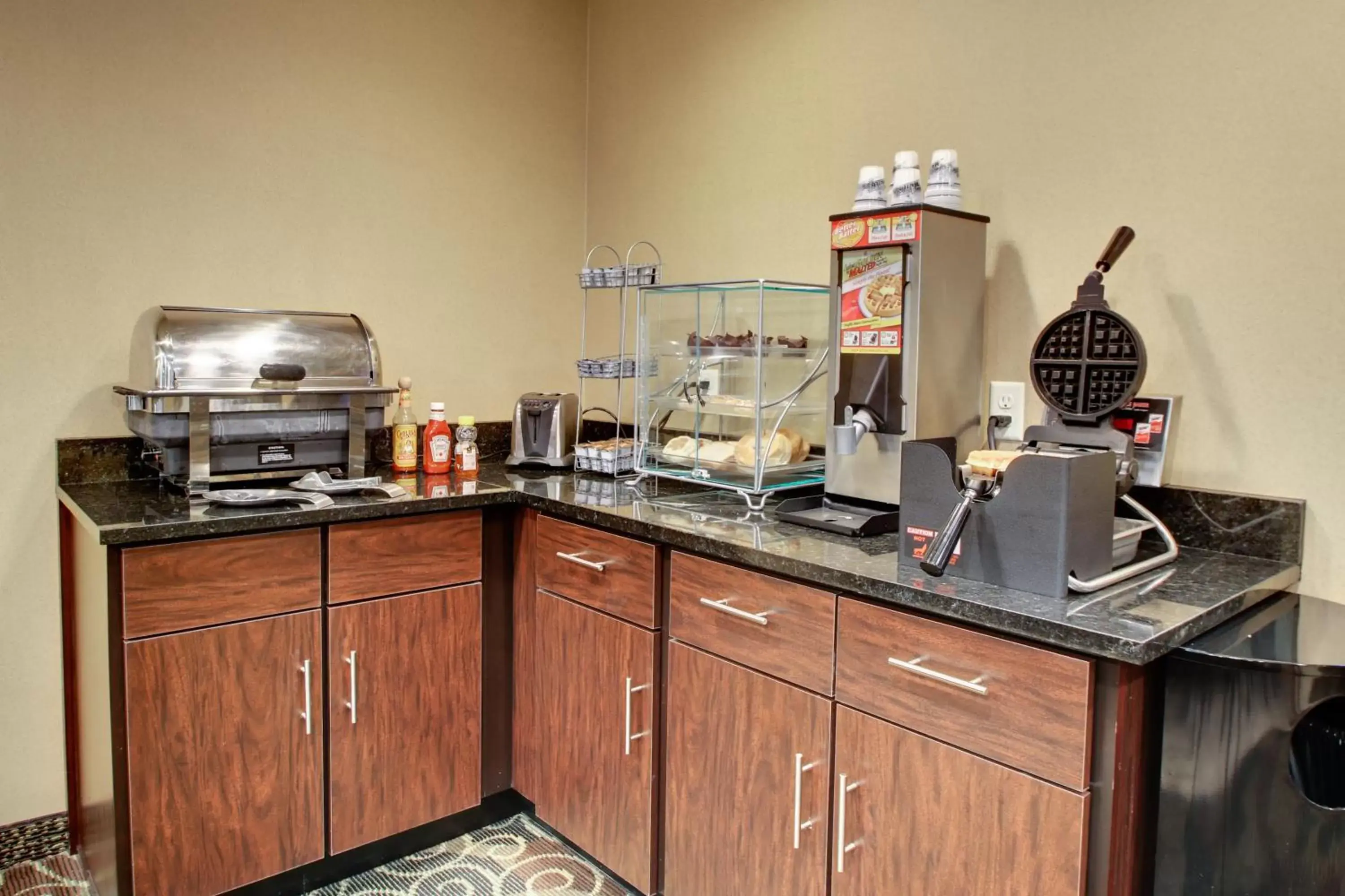 Restaurant/places to eat, Kitchen/Kitchenette in Cobblestone Inn & Suites - Schuyler