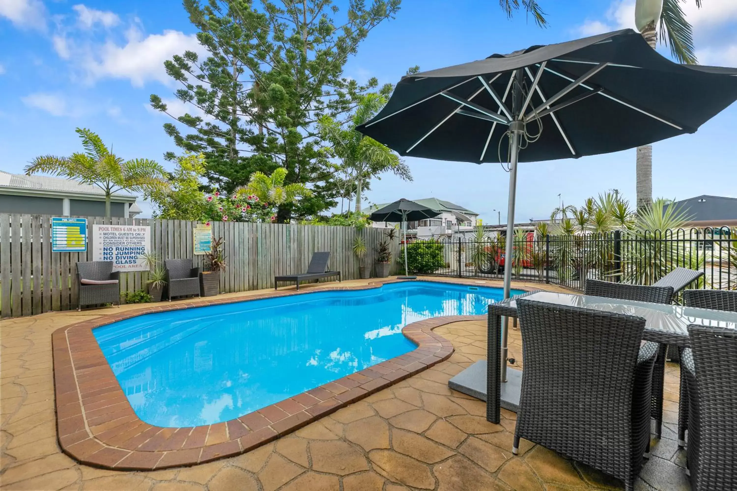 Swimming Pool in Best Western Kimba Lodge