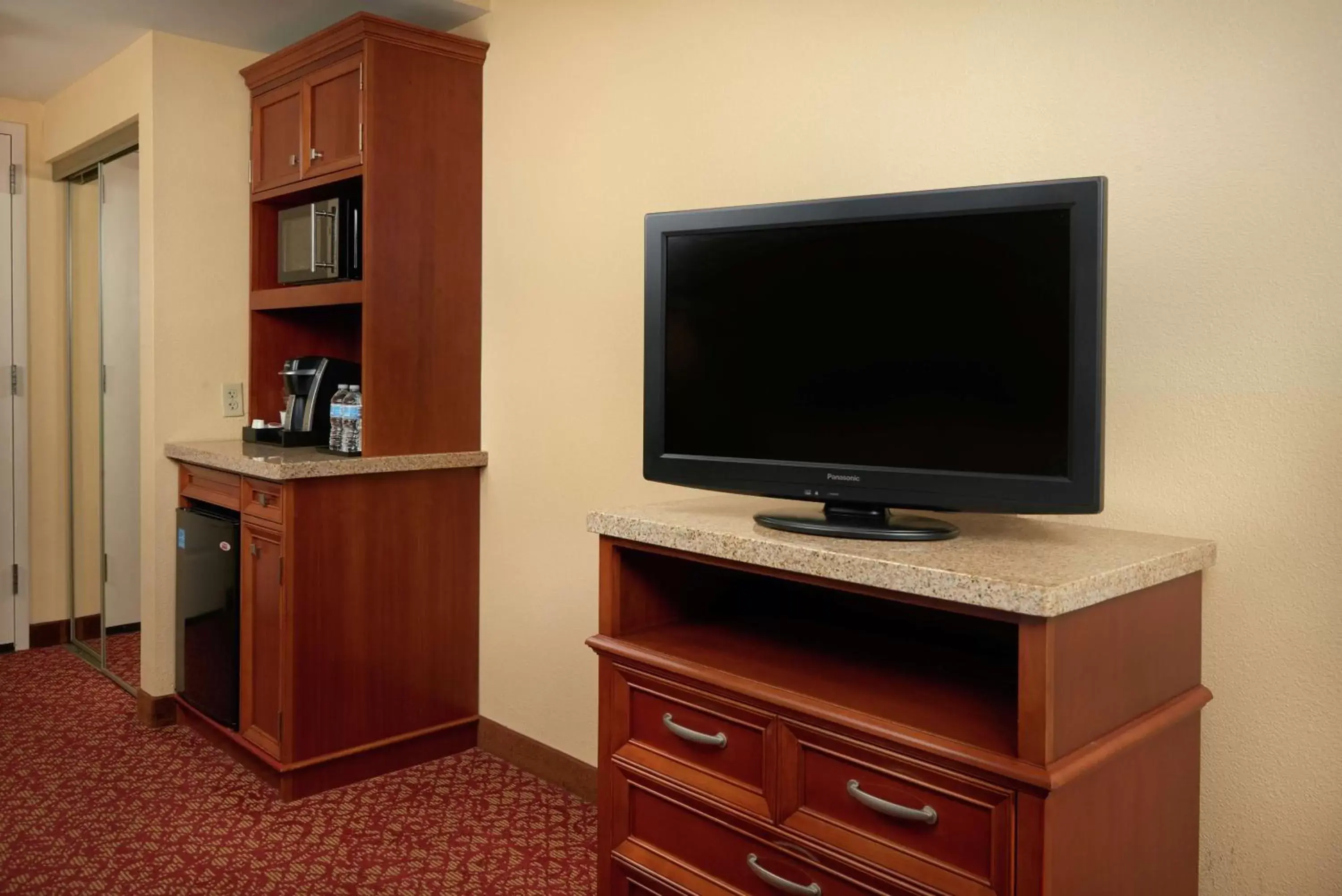 Bedroom, TV/Entertainment Center in Hilton Garden Inn Newport News