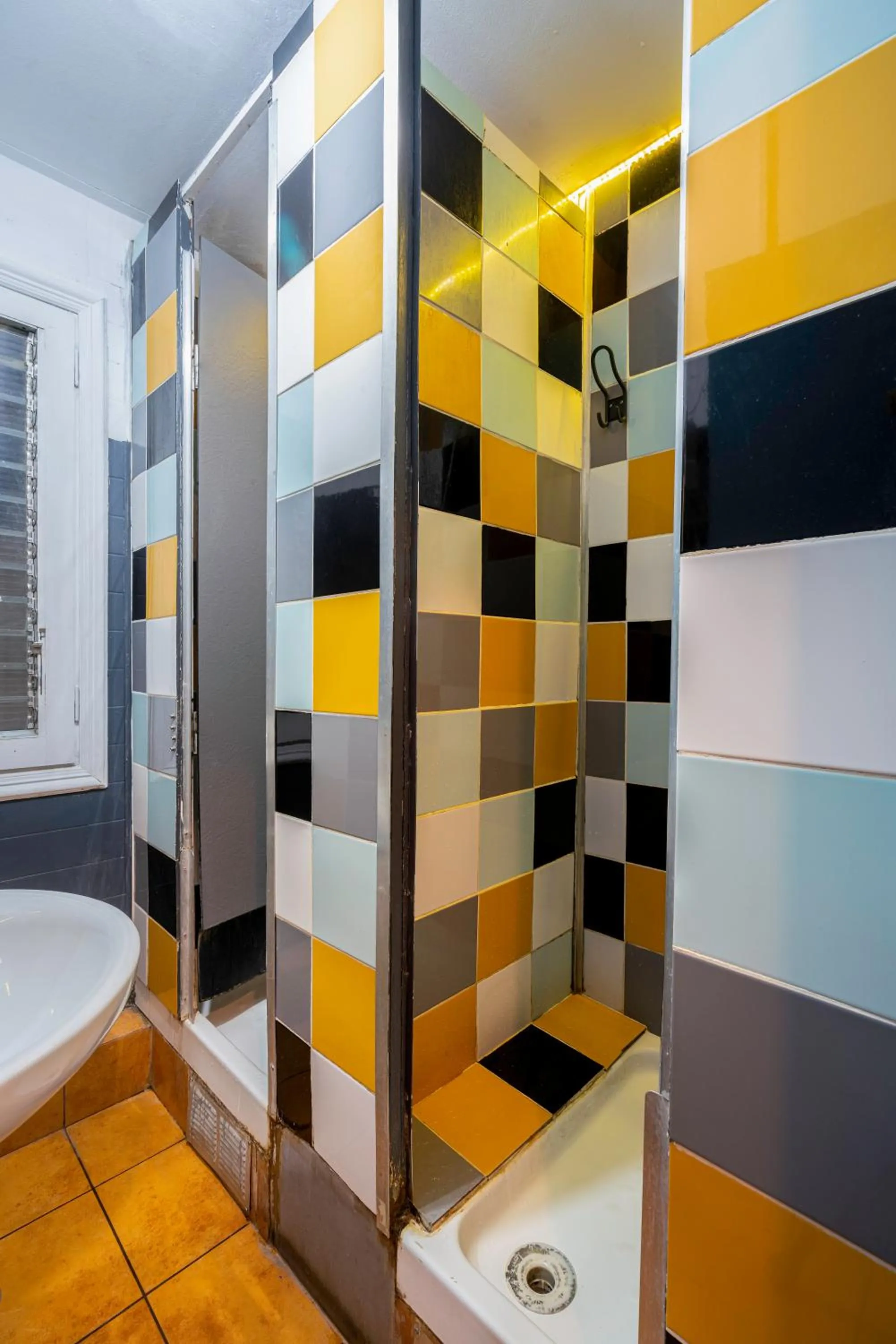 Shower in Casa Barcelo Hostel Barcelona