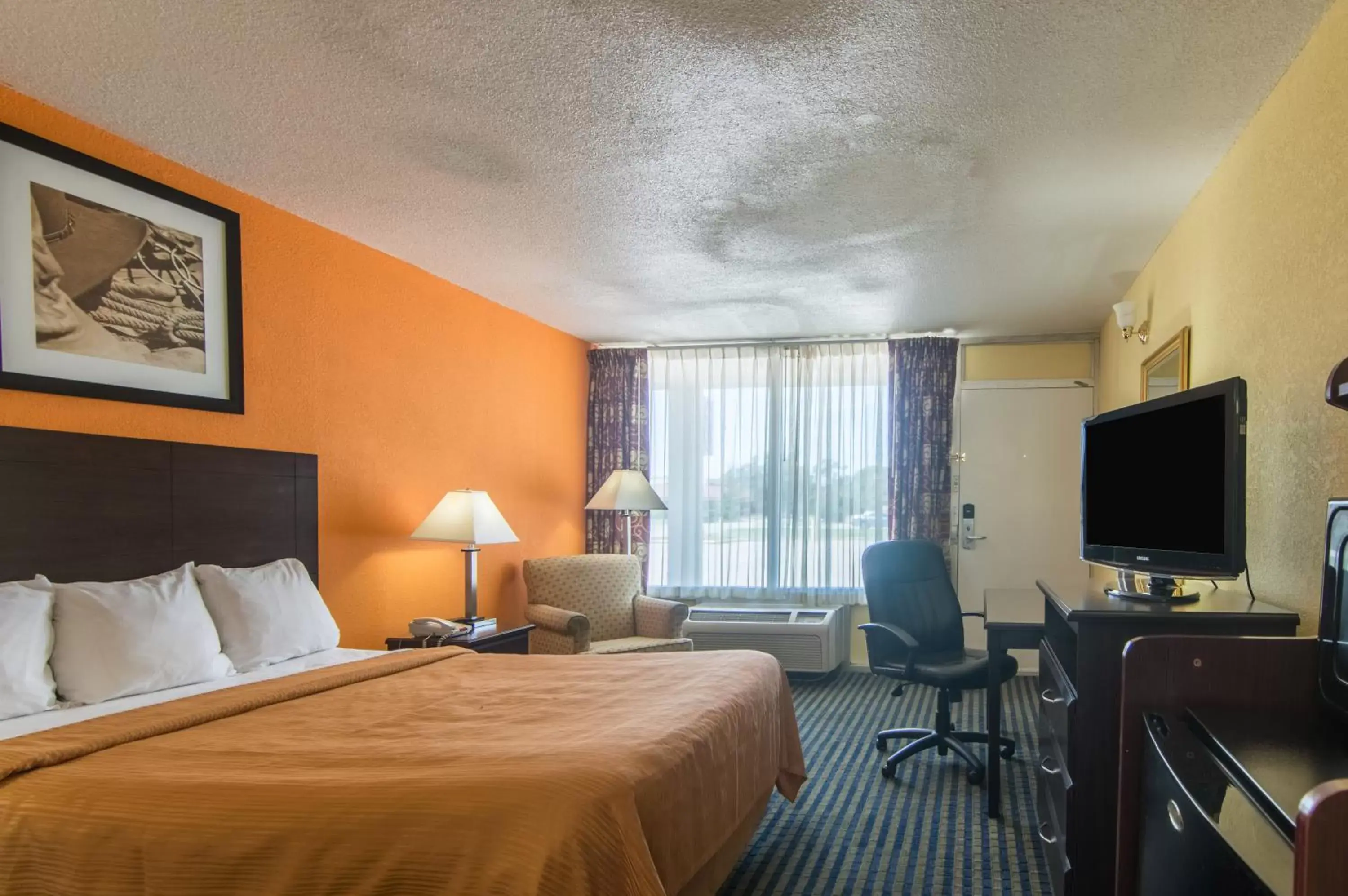 Bedroom, TV/Entertainment Center in Motel 6-Liberal, KS