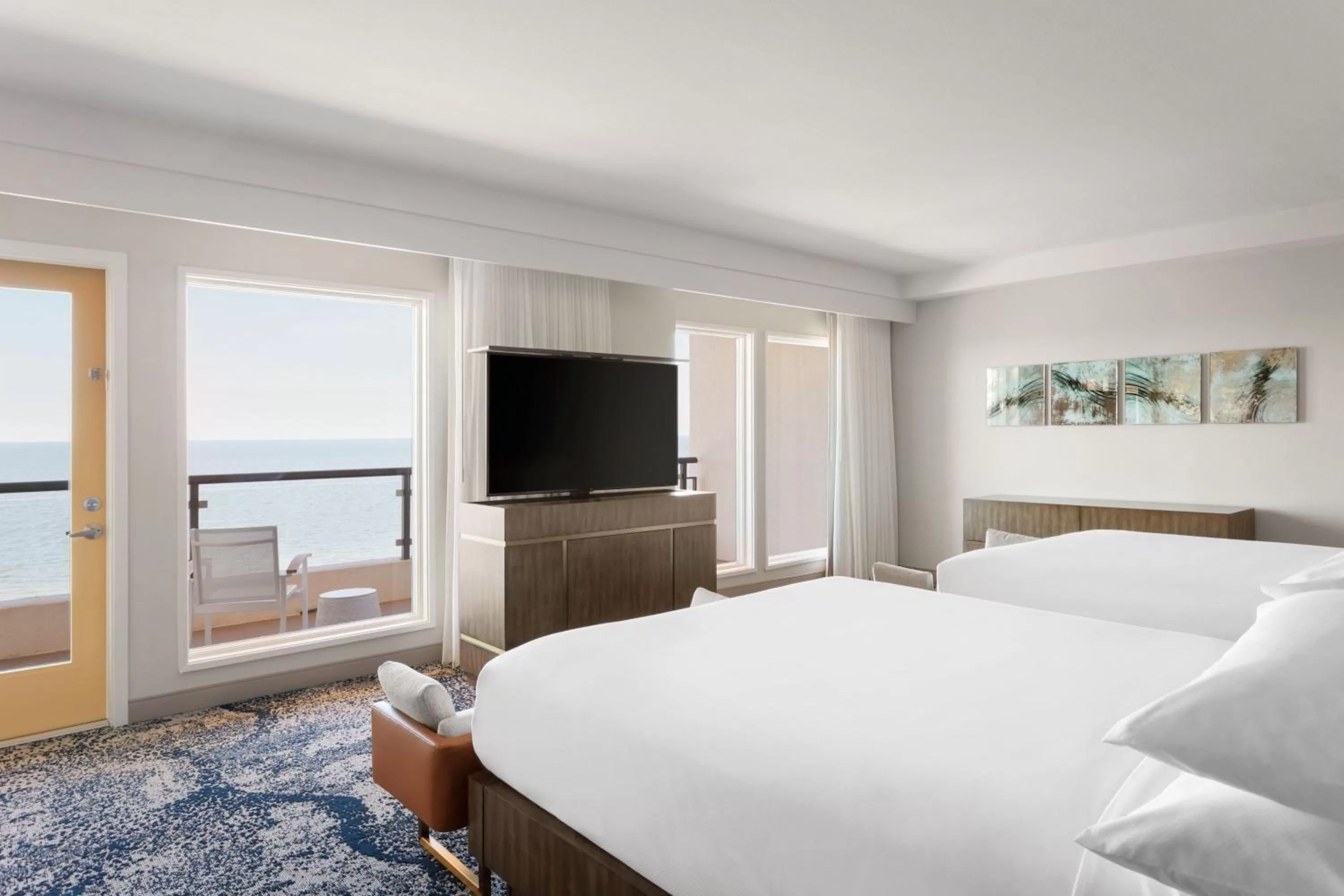 Kitchen or kitchenette, Bed in Delta Hotels by Marriott™ Virginia Beach Waterfront Suites