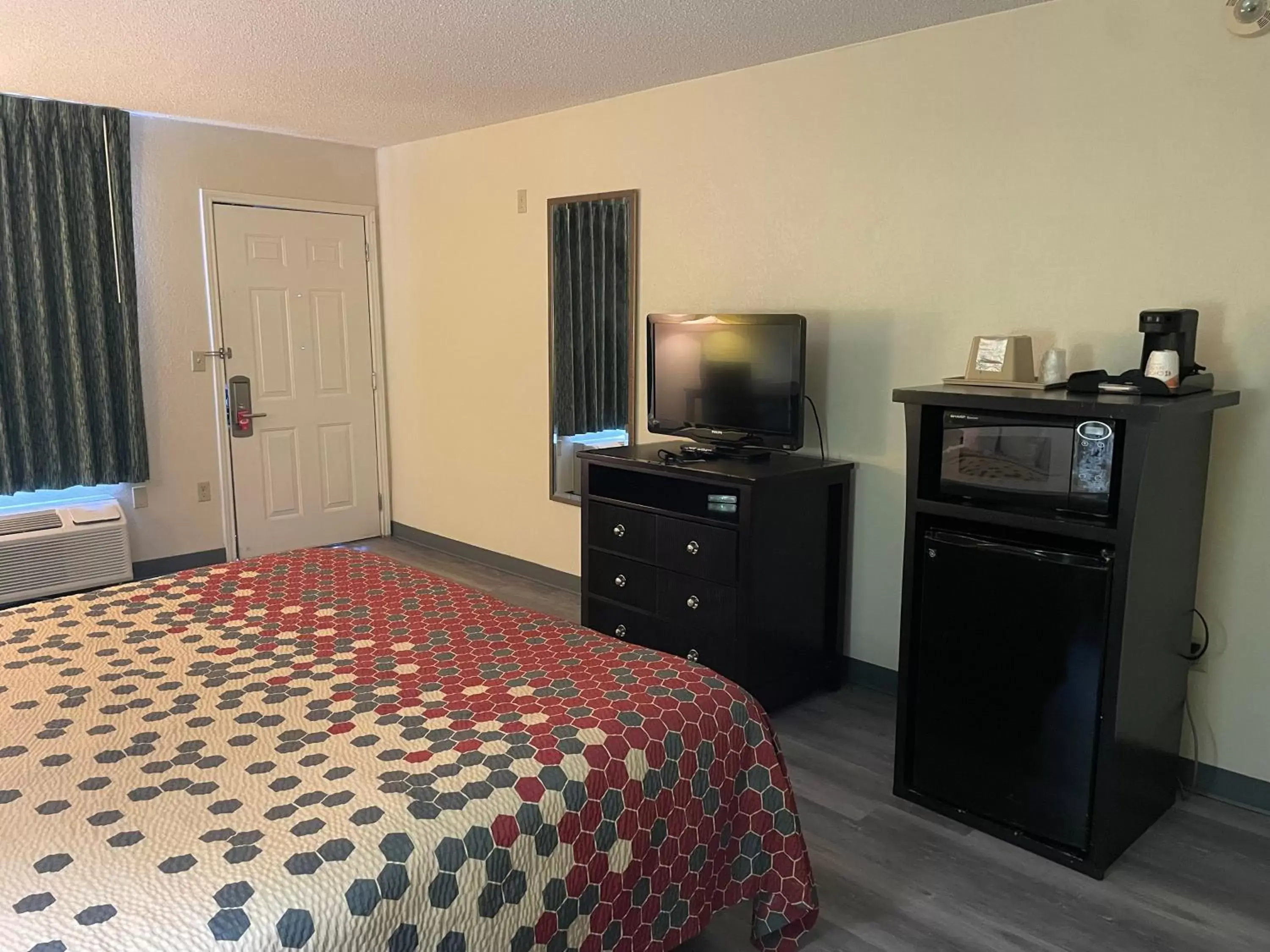 TV and multimedia, Bed in Econo Lodge Inn & Suites