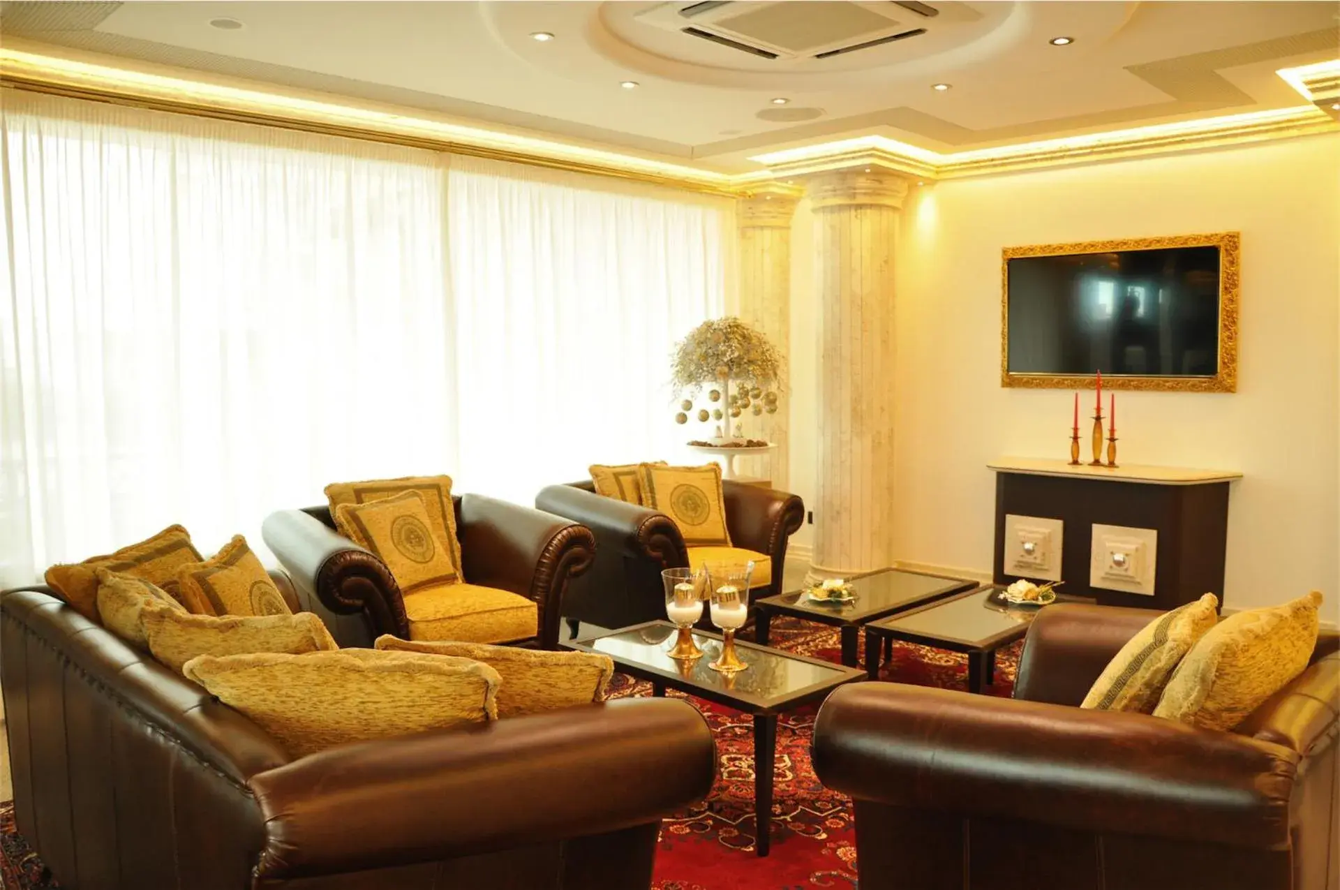 Communal lounge/ TV room, Seating Area in BHB Hotel