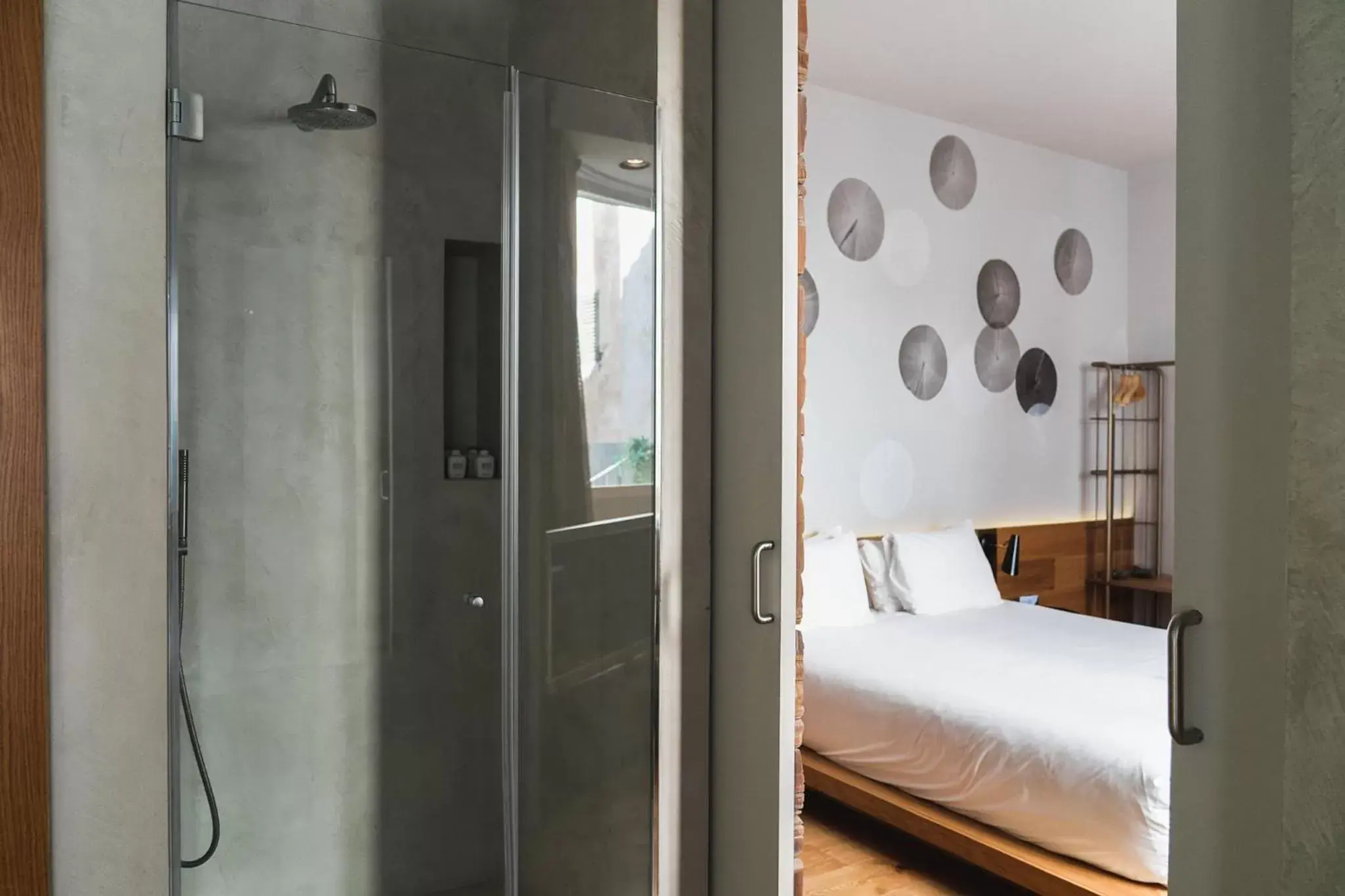 Shower, Bed in Purohotel Palma