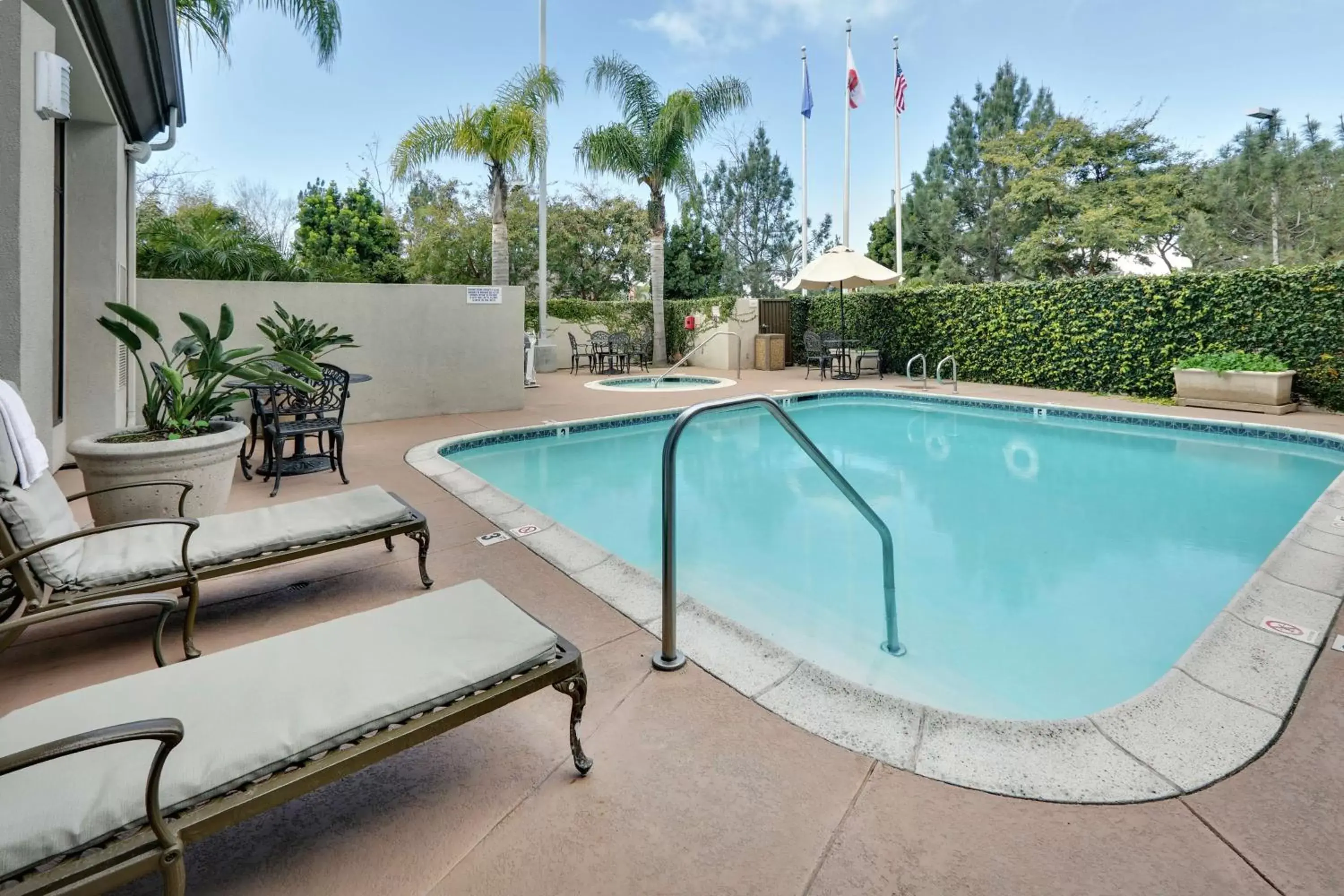 Swimming Pool in Hilton Garden Inn San Diego Del Mar