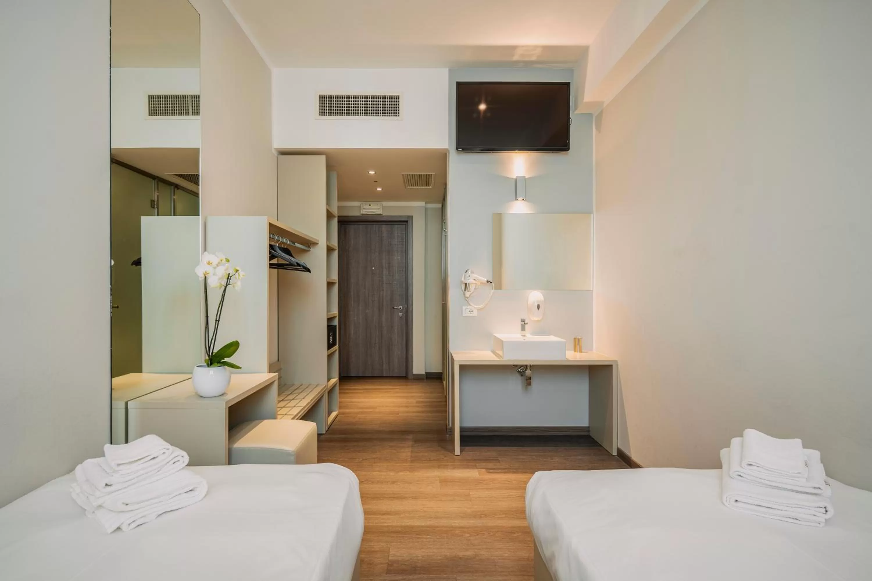 TV and multimedia, Bed in Fasthotel Linate