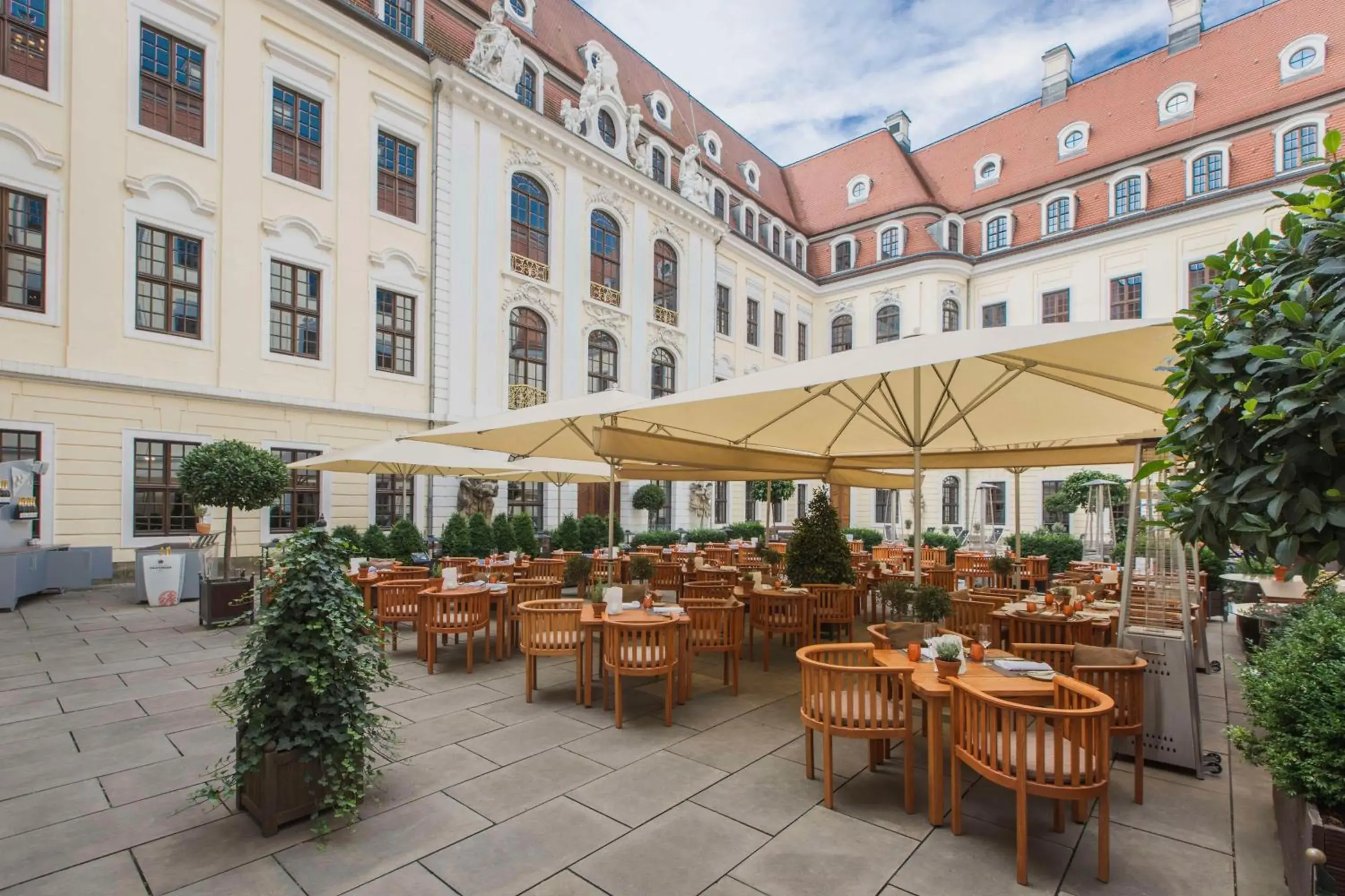 On site, Restaurant/Places to Eat in Kempinski Hotel Taschenbergpalais Dresden