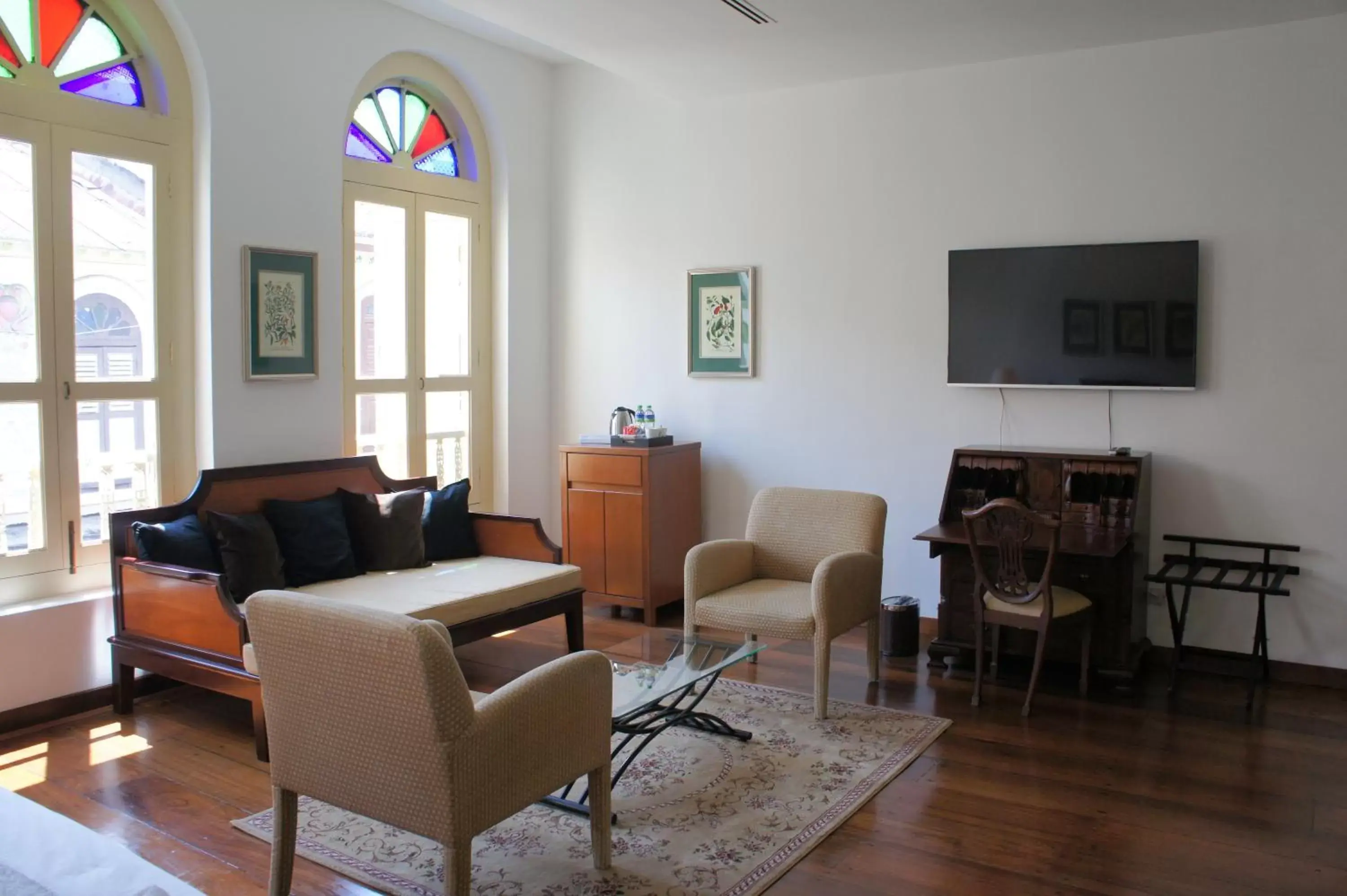 Living room, Seating Area in Heeren Palm Suites