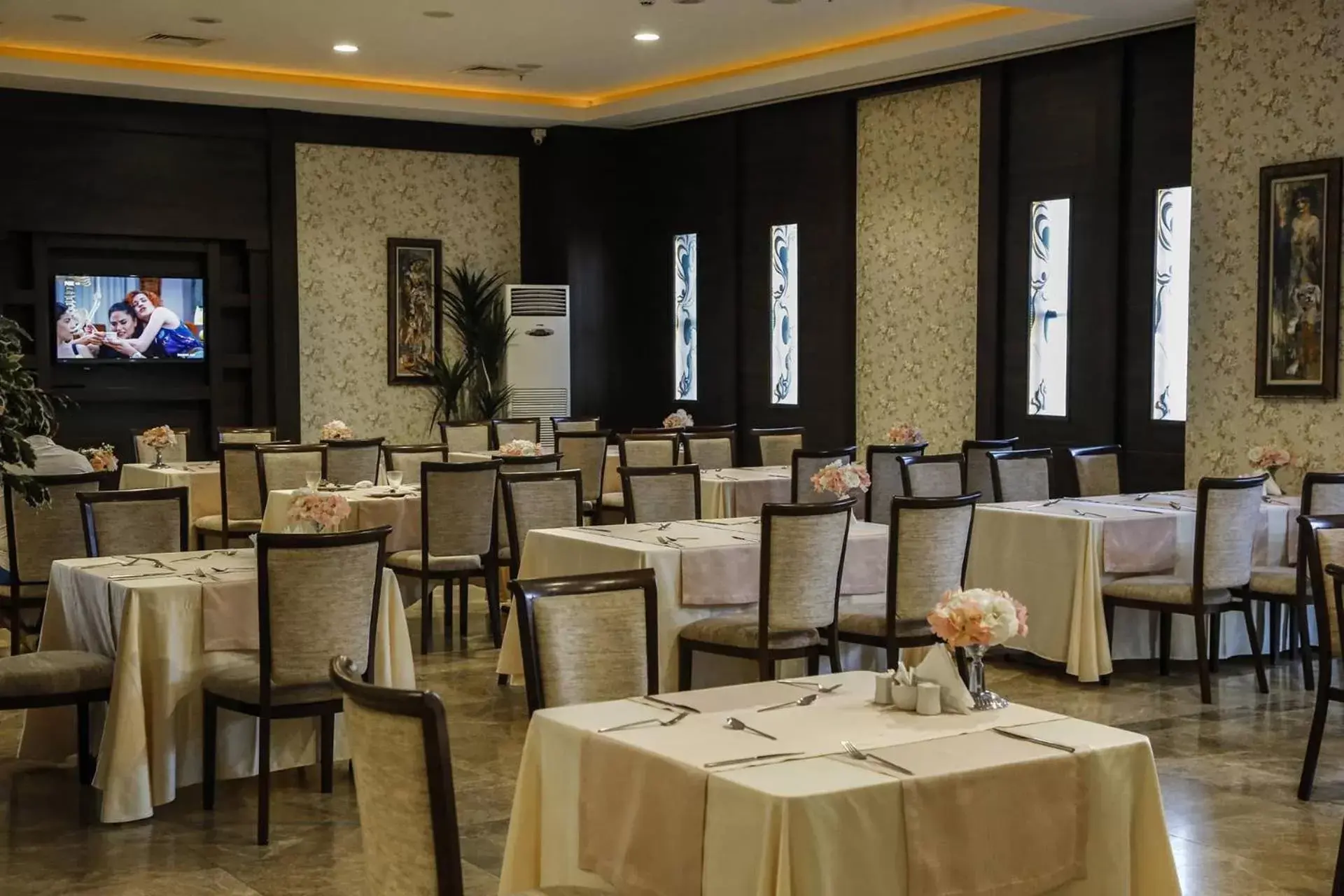 Restaurant/places to eat in Grand Asya Hotel Restaurant/places to eat in Grand Asya Hotel