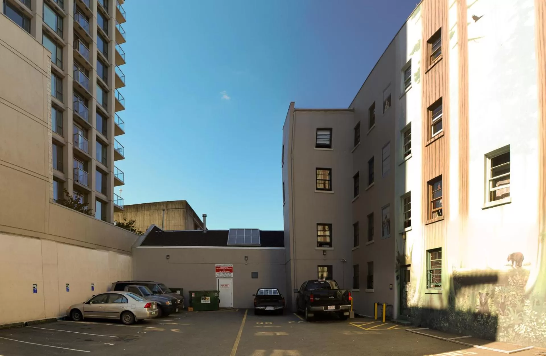 Property building in Ocean Island Inn | Backpackers | Suites